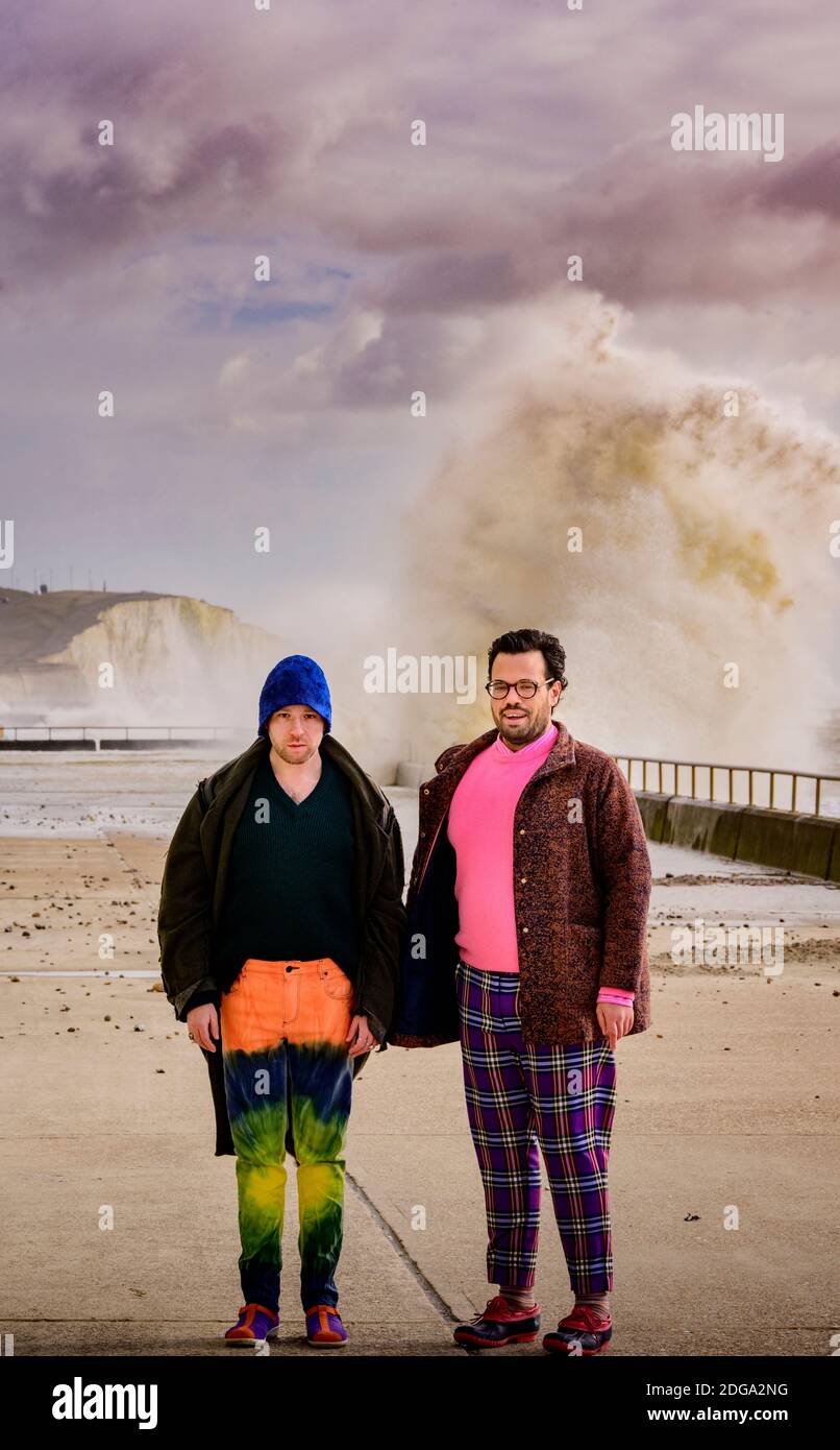 James Theseus Buck (pantalon teint) et Luke Brooks (pull rose) Du label de  mode Rotingdean Bazaar Photo Stock - Alamy