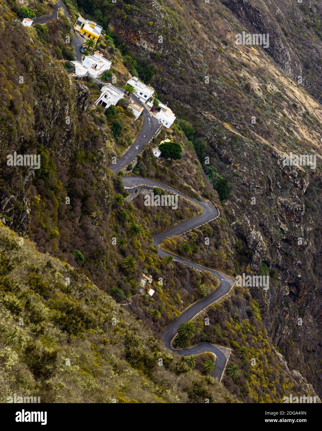 Vue sur une route sinueuse en bas des montagnes, Tenerife Banque D'Images