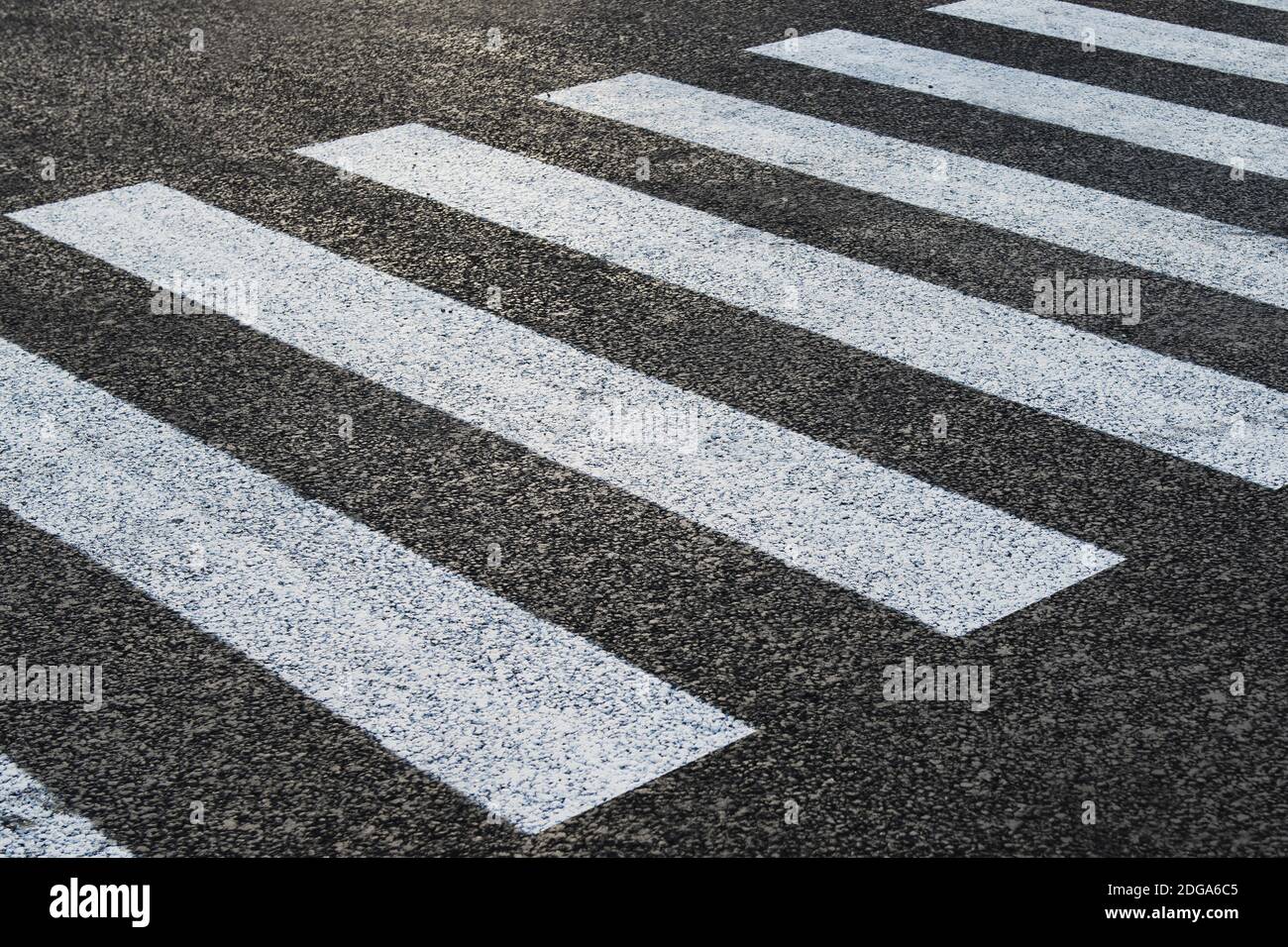 Un passage piéton vide sur une nouvelle route. Le service routier a tracé les marquages. Photo horizontale. Banque D'Images