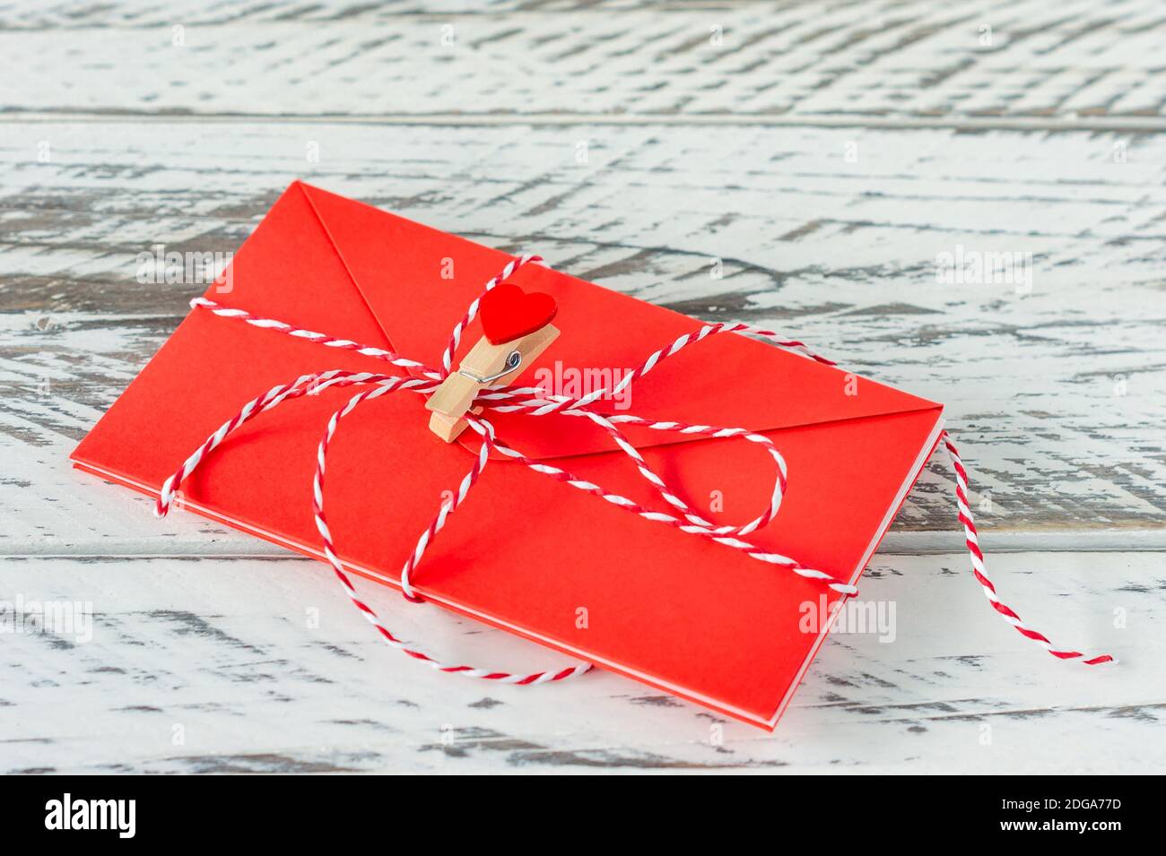 lettre d'amour avec coeur en papier sur fond en bois. Carte de vœux festive pour la Saint-Valentin Banque D'Images