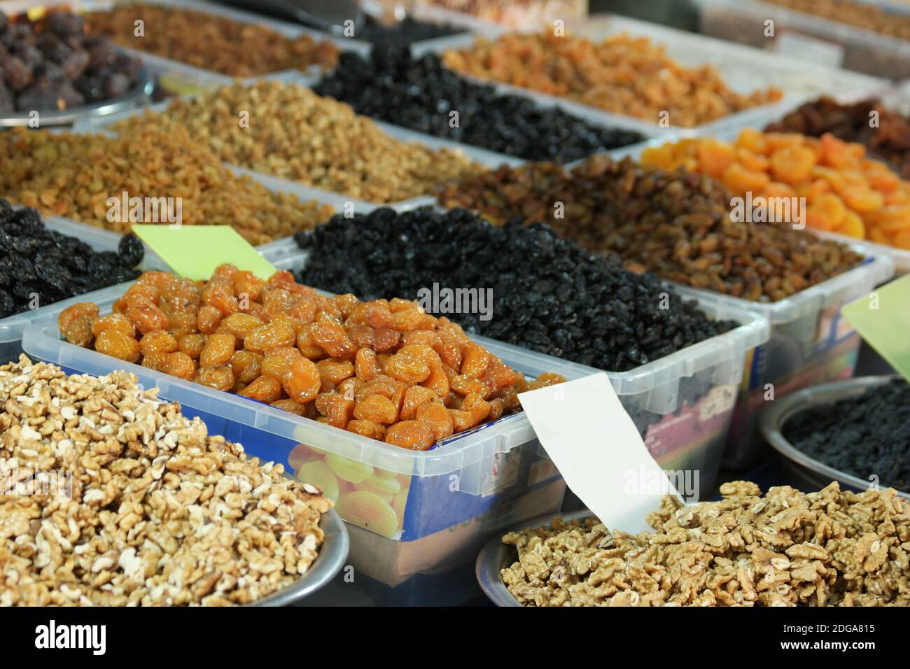 Fruits secs et noix sur la stalle du marché. Banque D'Images