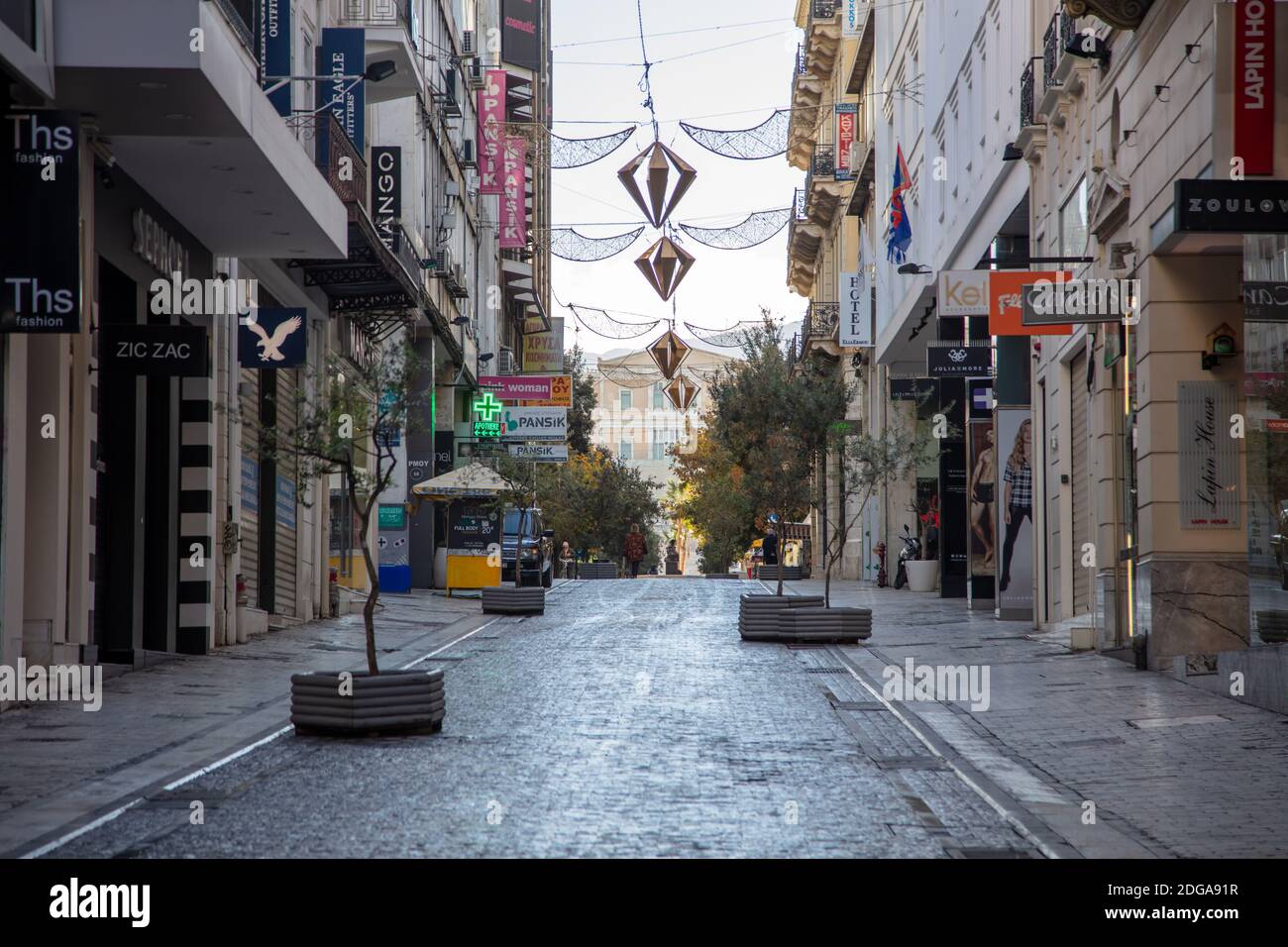 Centre ville d'Athènes, Grèce. Décembre 5 2020. Magasins fermés dans la rue vide Ermou, en hiver. Confinement en cas de pandémie du coronavirus Banque D'Images