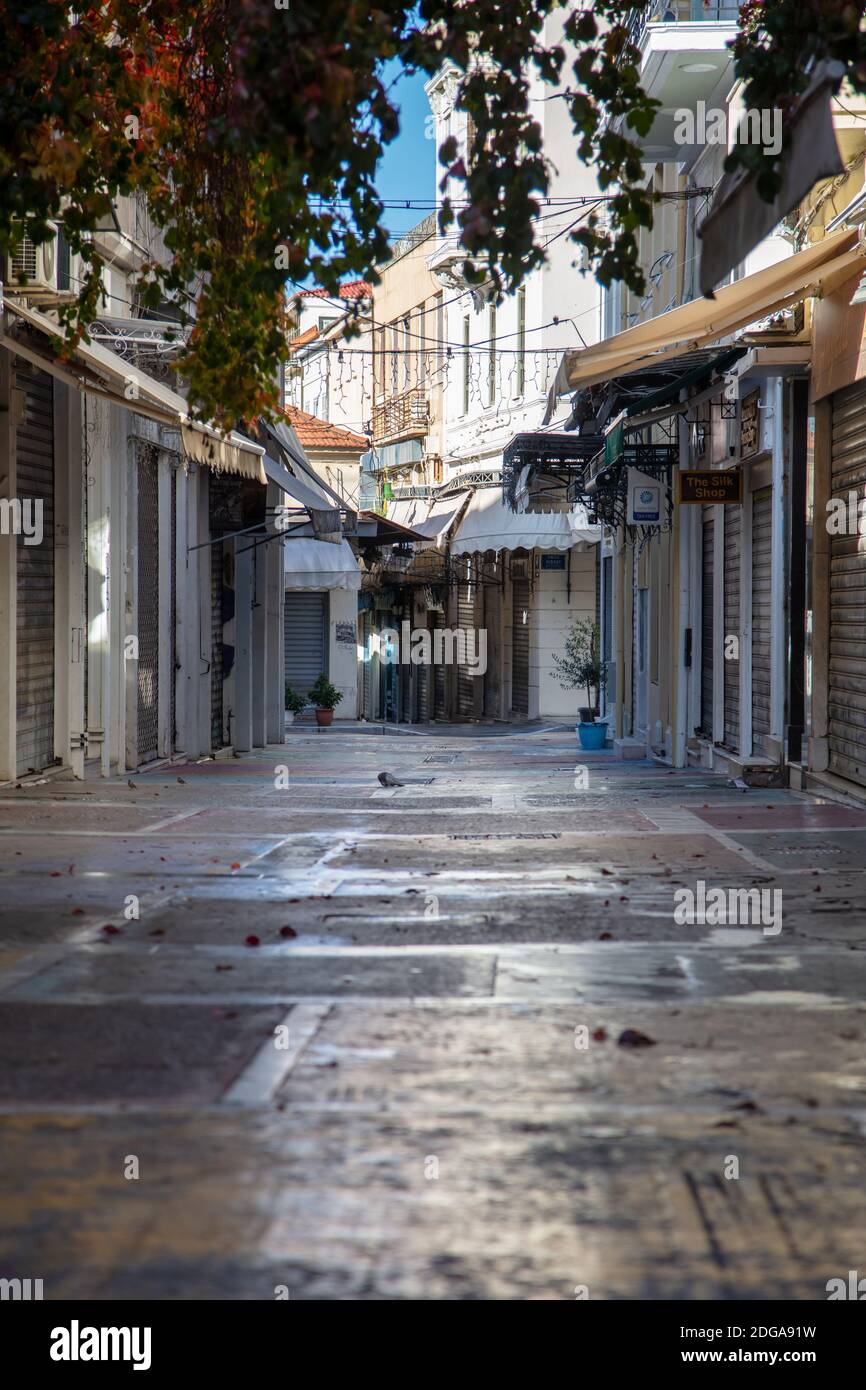 Athènes, Grèce. Décembre 5 2020. Magasins fermés, rue vide à Plaka, centre-ville. Confinement en cas de pandémie du coronavirus Banque D'Images