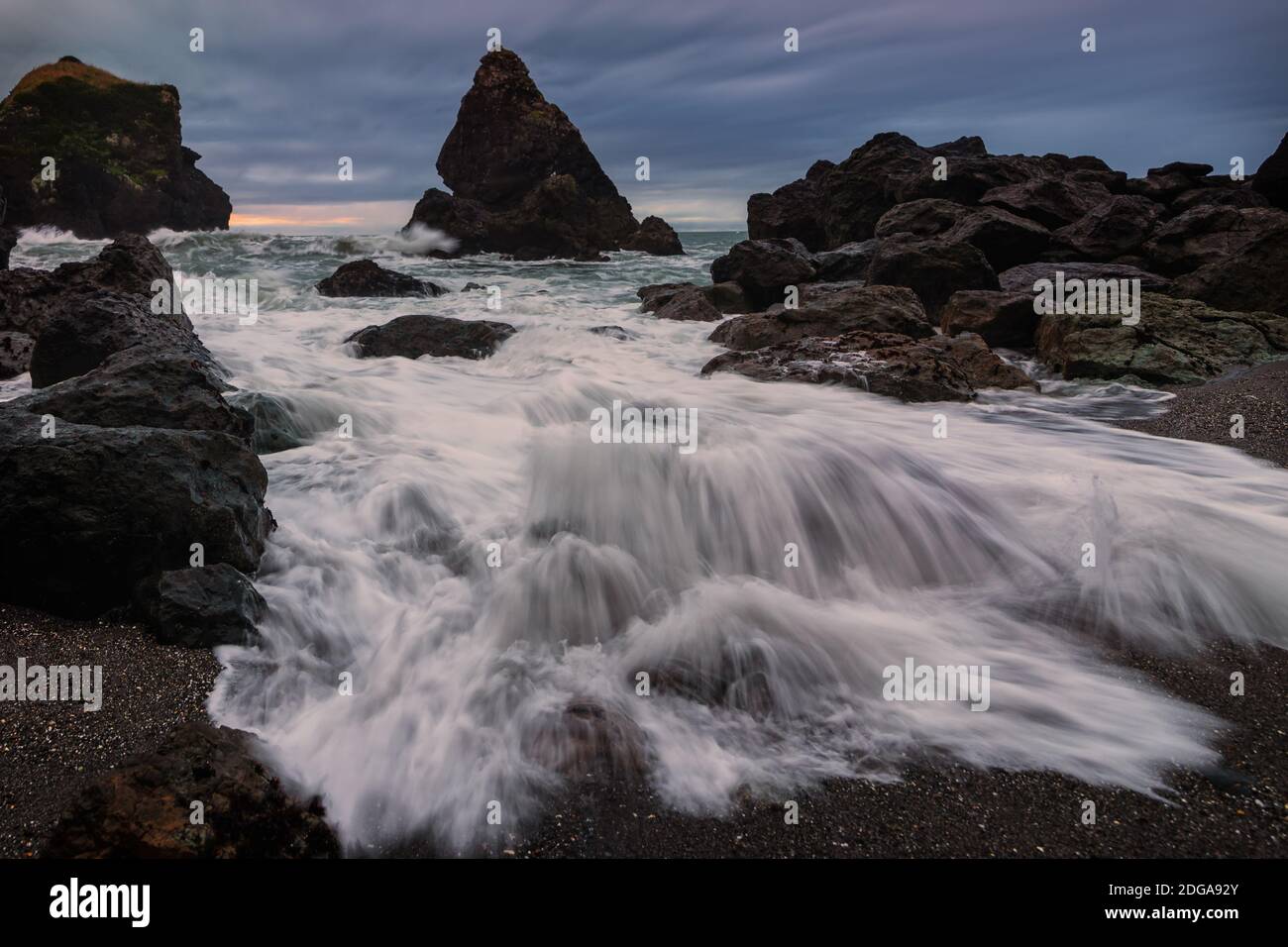 Coucher de soleil sur une plage Rocky Northern California Beach Banque D'Images