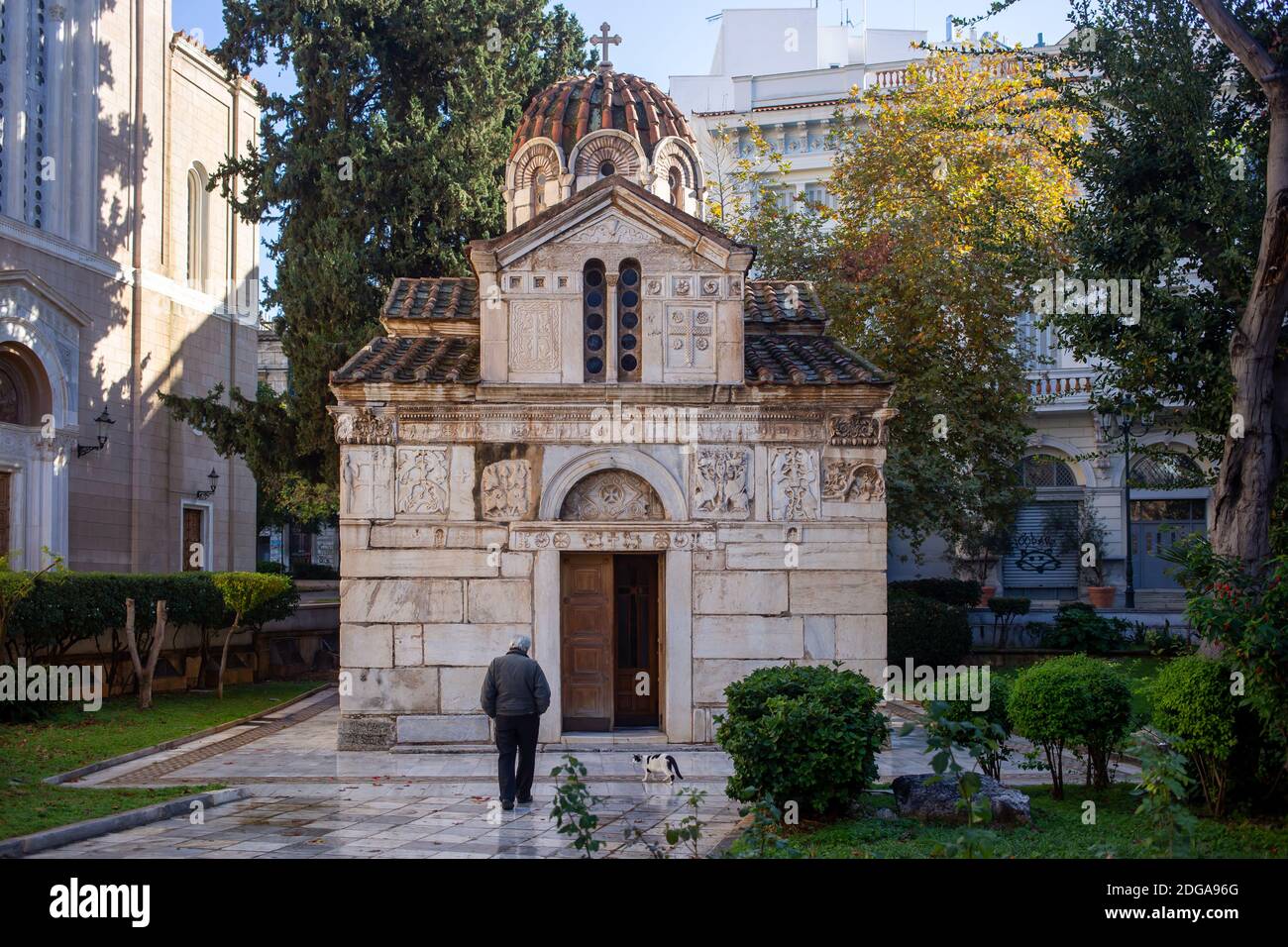 Centre ville d'Athènes, Grèce. Décembre 5 2020. Petite église Metropolis, petite église en marbre sur la place Mitropoleos à côté de la cathédrale métropolitaine Banque D'Images