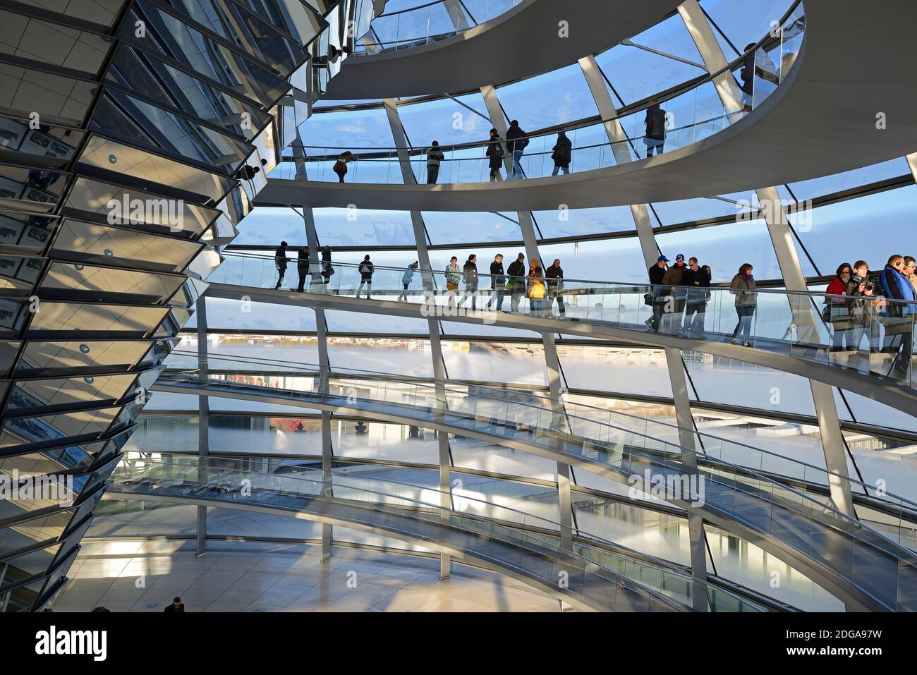 Reichstagkuppel in berlin mit Besucher, Banque D'Images