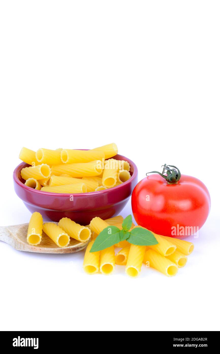 Italienische Pasta, Rigatoni , Teigwaren , Nudeln, Tomate, Basilikum Banque D'Images