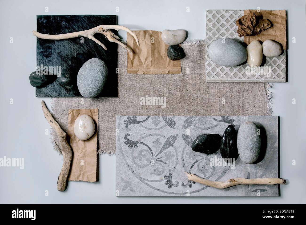 Mise en page créative géométrie abstraite carrés par nature matériaux papier, textile, céramique avec pierres et branches sèches. Pose à plat. Espace pour tous les produits. Banque D'Images