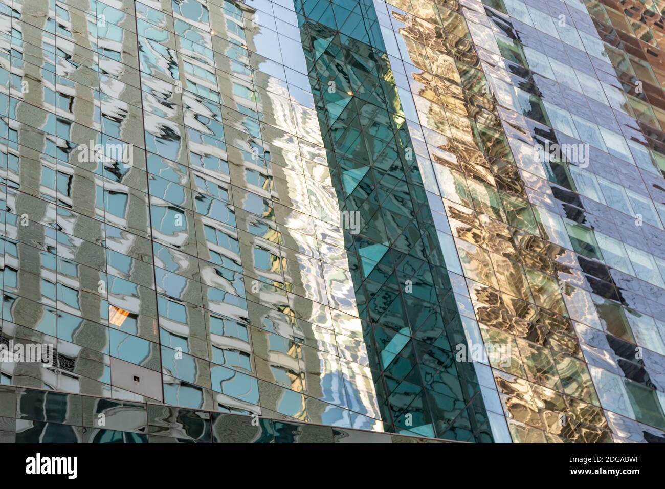 Réflexions dans la façade en verre d'un skiscaper à Midtown, Manhattan, NY Banque D'Images