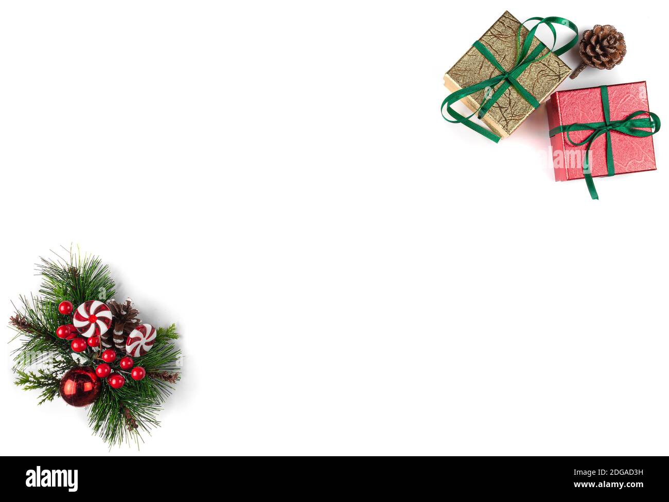 Composition de Noël. Cadeaux or et rouge et décoration de Noël sur fond blanc. Pose à plat. Vue de dessus. Banque D'Images