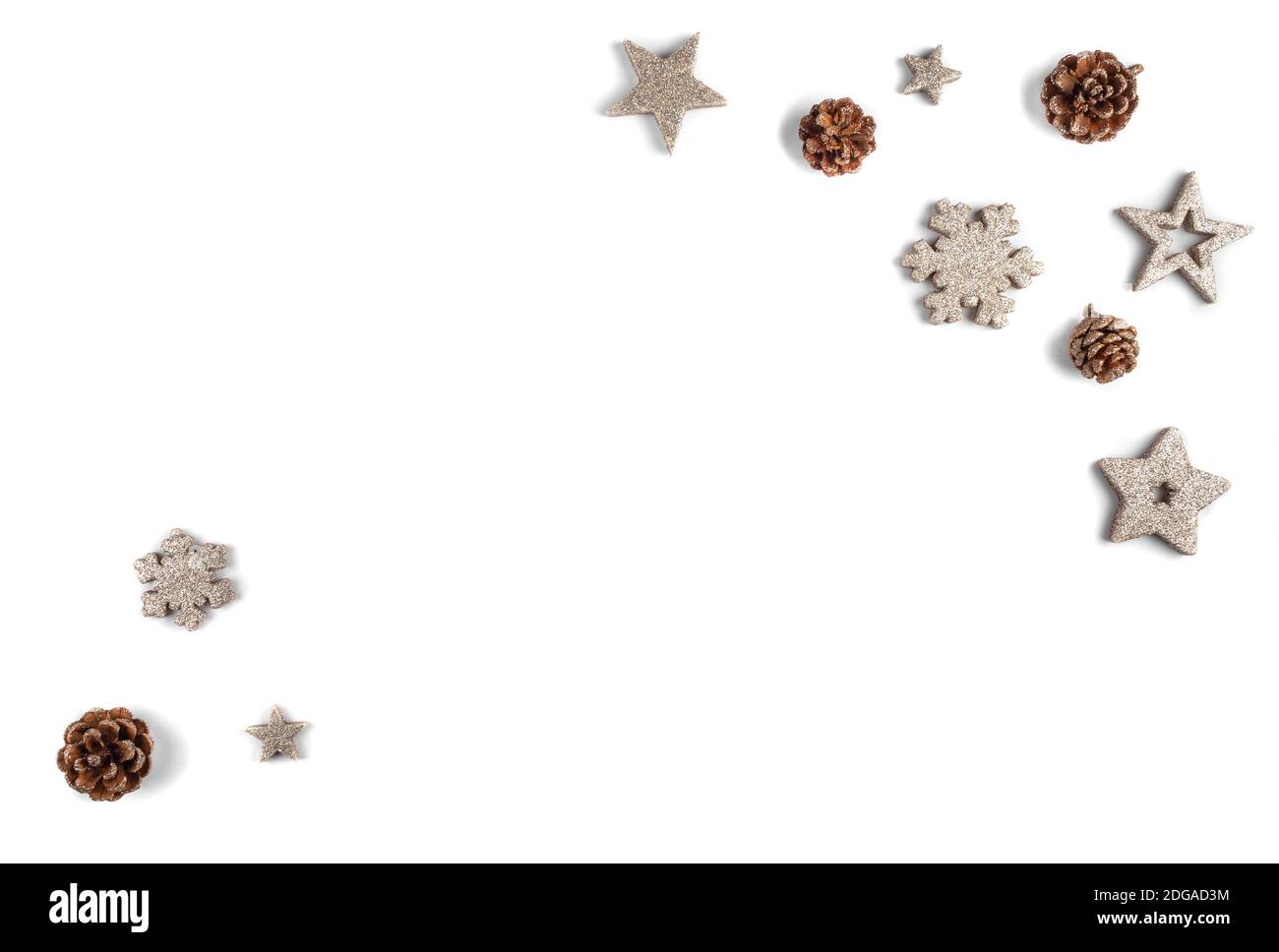 Blanc simple, fond d'hiver. Décoration de Noël avec cônes de pin, étoiles dorées et flocons de neige. Vue de dessus. Banque D'Images