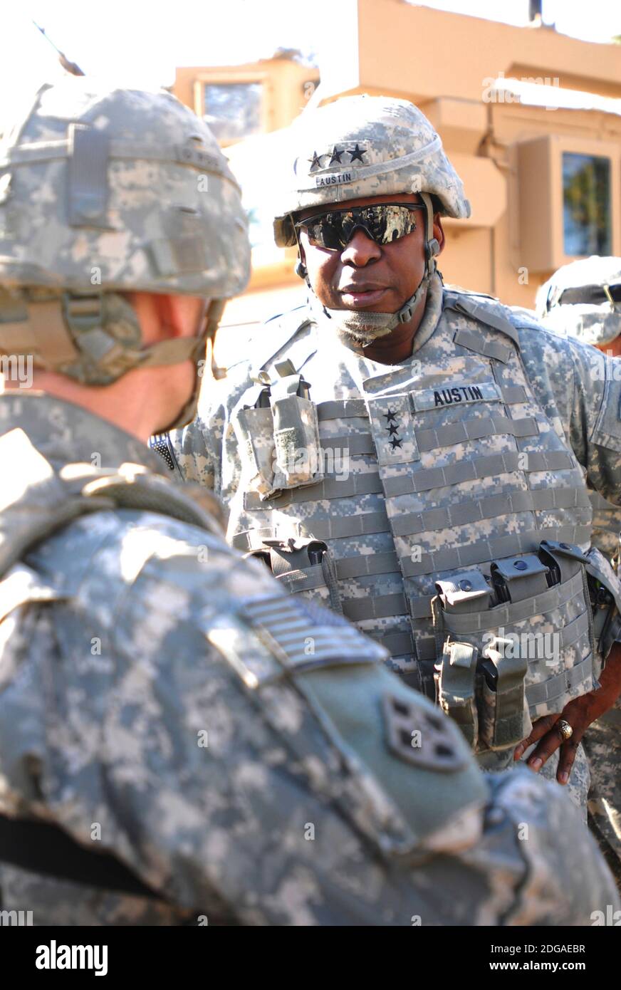 Le lieutenant-général de l'armée américaine Lloyd J. Austin III, à droite, commandant général du corps multinational Iraq, visite des membres du 1er Bataillon, 68e Régiment d'infanterie à combat Outpost War Eagle le 11 décembre 2008 à Adhamiyah (Irak). Banque D'Images