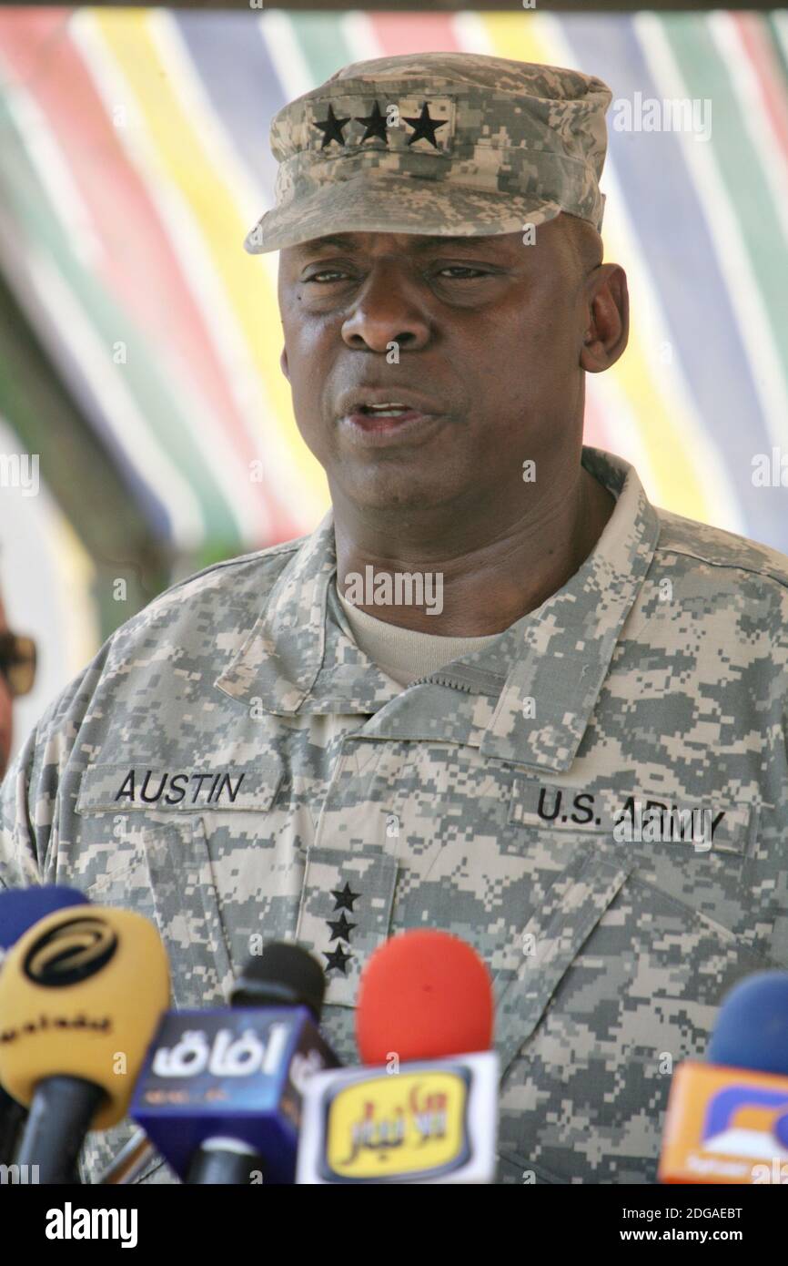 Le général Lloyd J. Austin III, commandant général du Multi-National corps-Iraq, prend la parole lors de la cérémonie provinciale de contrôle iraquien au provincial Government Centre le 1er septembre 2008 à Ramadi, en Irak. La cérémonie commémore l'accord officiel qui fait passer les responsabilités de sécurité de la province d'Al Anbar au gouvernement iraquien. Banque D'Images