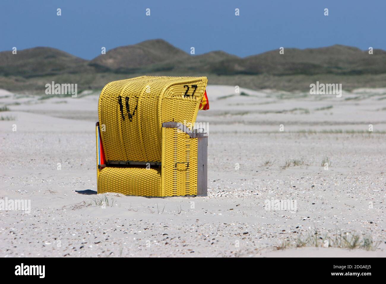 Chaise de plage en osier jaune Banque D'Images