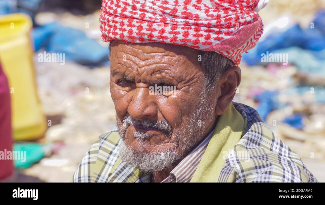 Vieil homme de yémenie au soleil portant le turban arabe, ville de Mukalla, Yémen, 2020 Banque D'Images