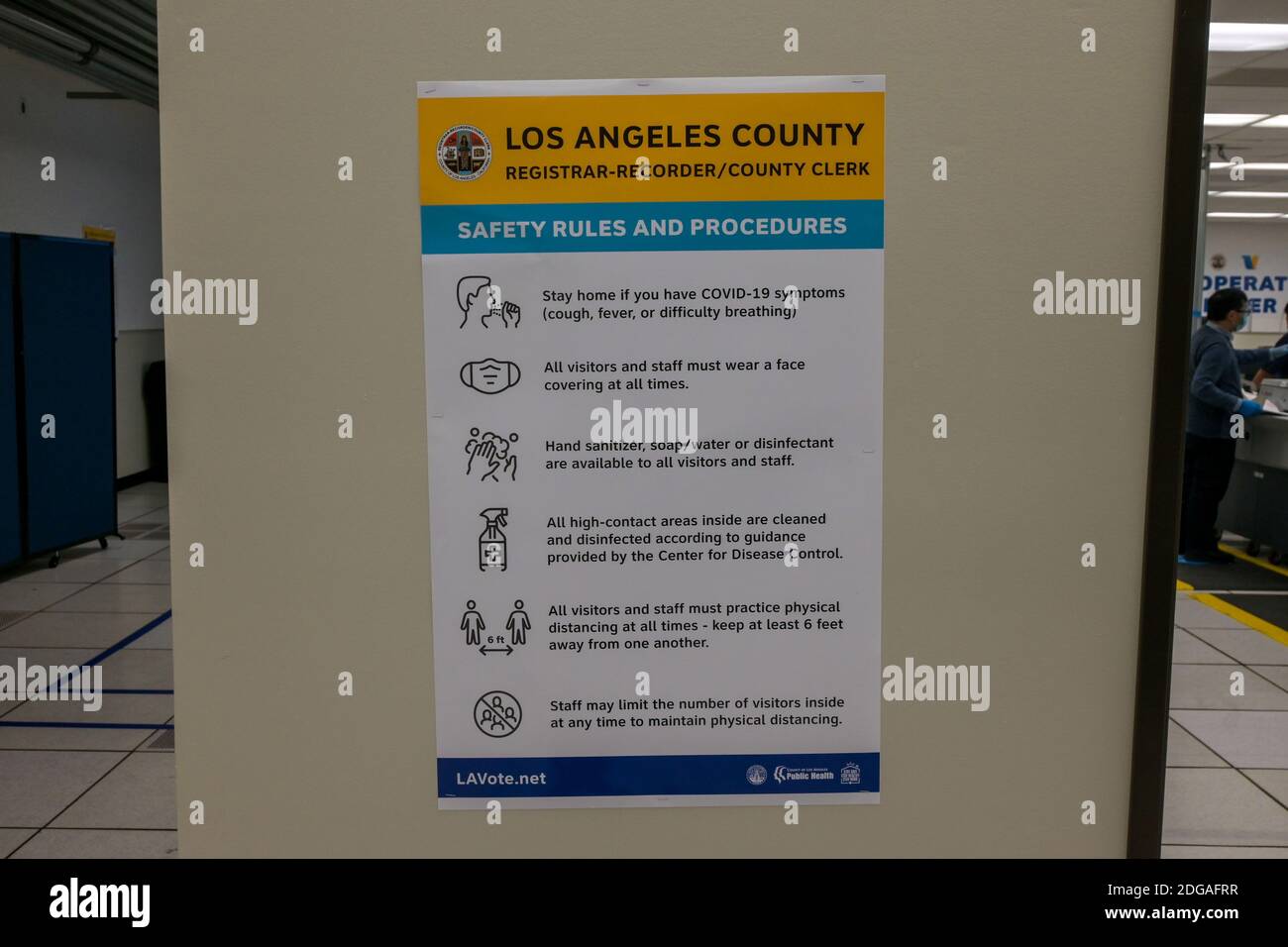 La signalisation applique des règles de distance sociale et de sécurité pour empêcher la propagation de COVID-19 au centre d'opérations de pointage du comté de Los Angeles, à l'intérieur du Lo Banque D'Images