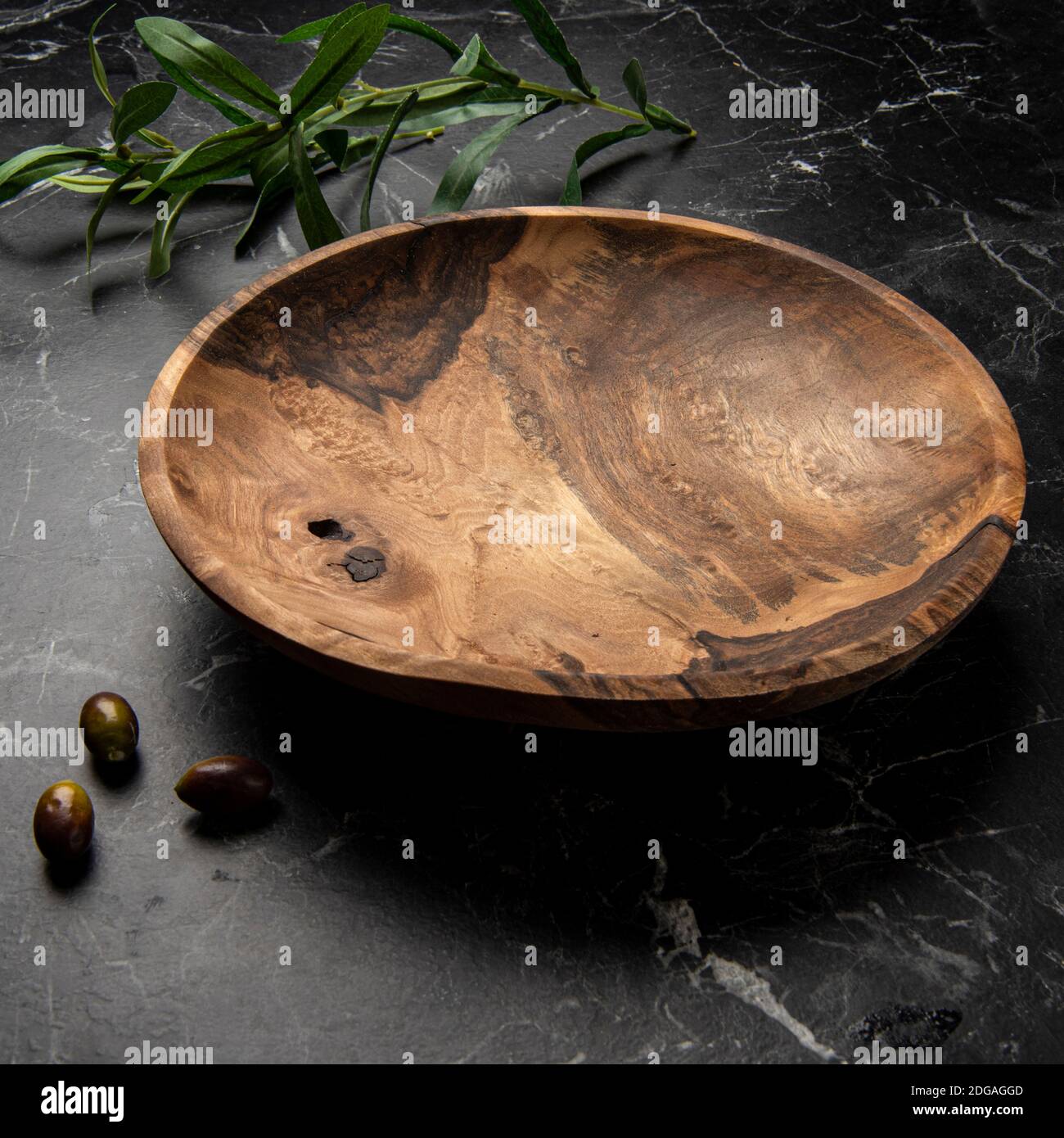 bol en bois sculpté à la main sur marbre noir Banque D'Images