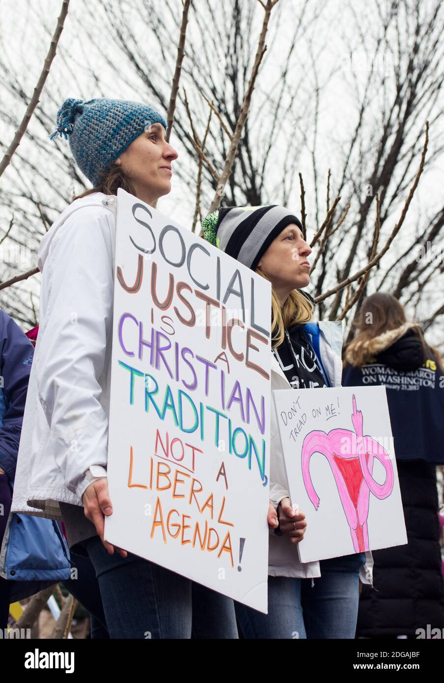 Washington D.C., le 21 janvier 2017: La Marche des femmes sur Washington - deux femmes ont des signes. Banque D'Images