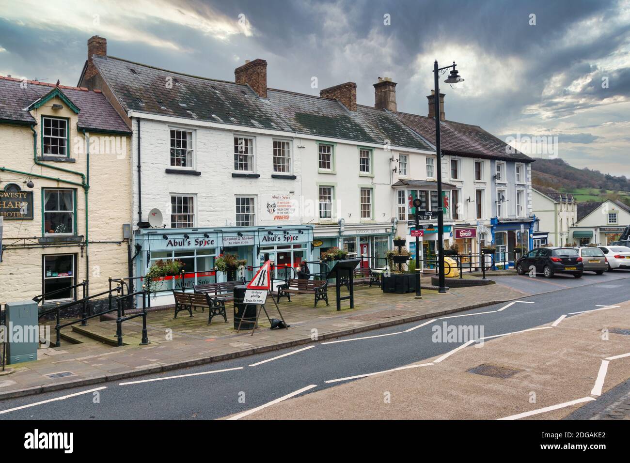 Boutiques et restaurants dans le centre-ville de Corwen in Pays de Galles du Nord Banque D'Images