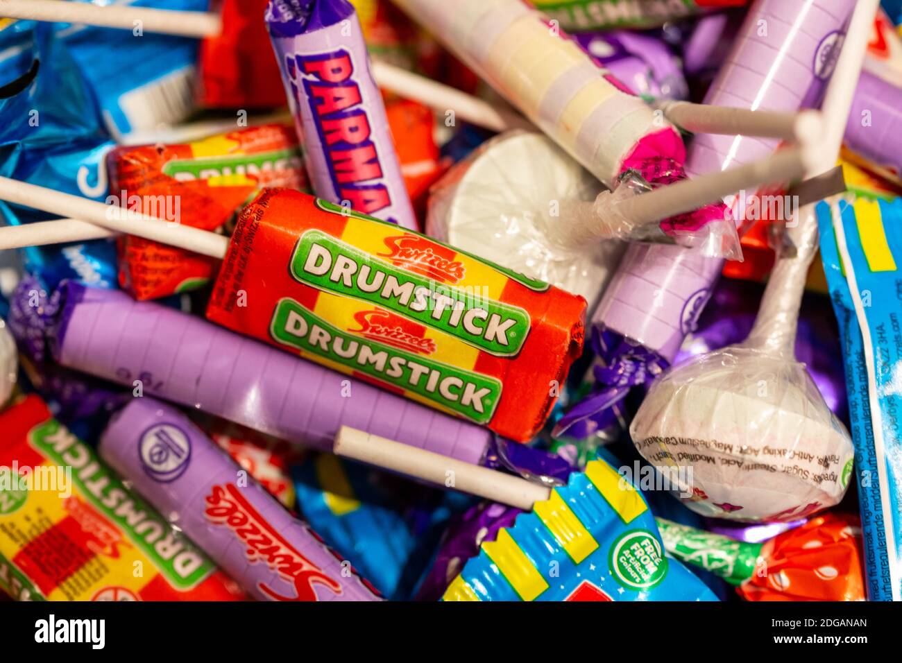 08/12/2020 Portsmouth, Hampshire, UK UNE sélection de bonbons rétro en gros plan avec l'accent sur un lally de pilon de batteur Banque D'Images