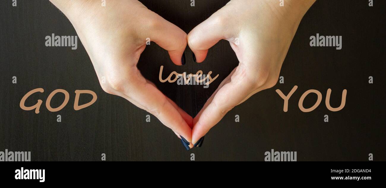 Citation Motivationnelle Inspirante Dieu Vous Aime Avec La Femme Faisant La Forme Du Coeur Sur Fond Sombre Forme Du Coeur Symbole De L Amour La Manifestation De L Photo Stock Alamy