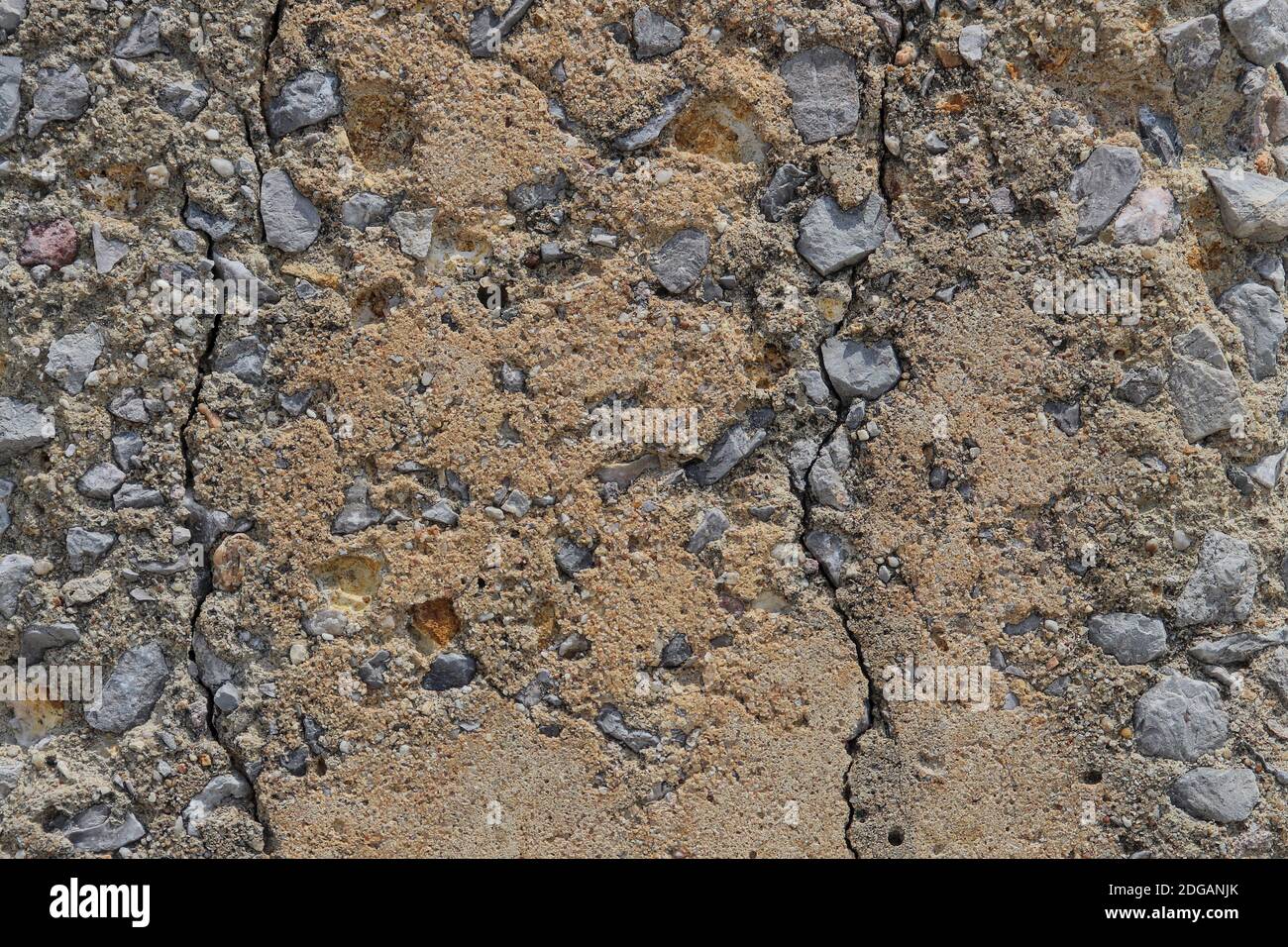 L'image d'arrière-plan est causée par la fissuration d'un pilier de ciment fait de calcaire et de sable. Banque D'Images