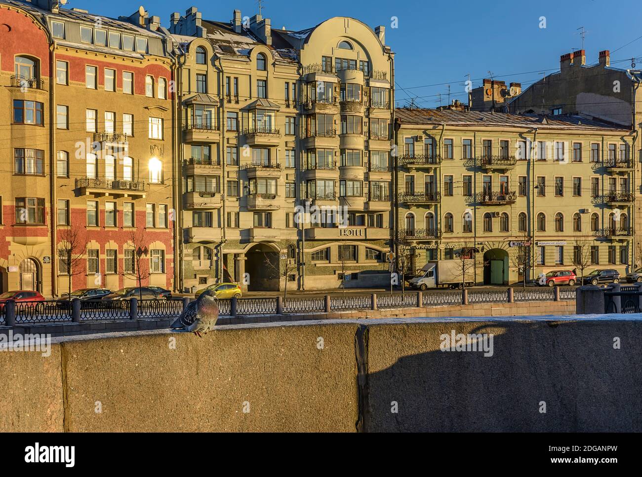 Marchez dans l'hiver ensoleillé mais froid de Saint-Pétersbourg. Banque D'Images