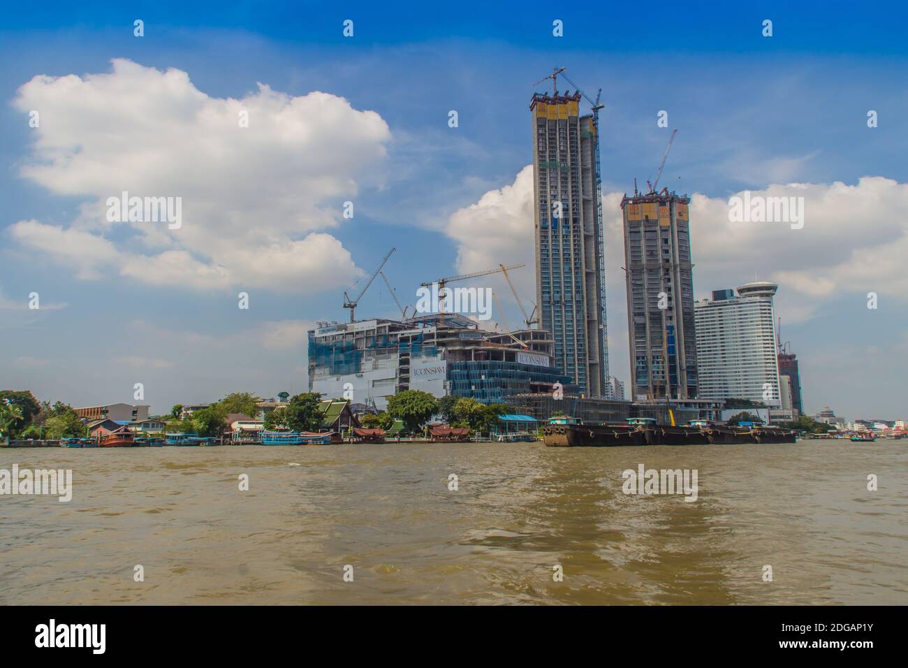 Bangkok, Thaïlande - 29 novembre 2017 : en cours de construction du projet ICONSIAM, un futur développement à usage mixte sur les rives de la rivière Chao Phraya in Banque D'Images