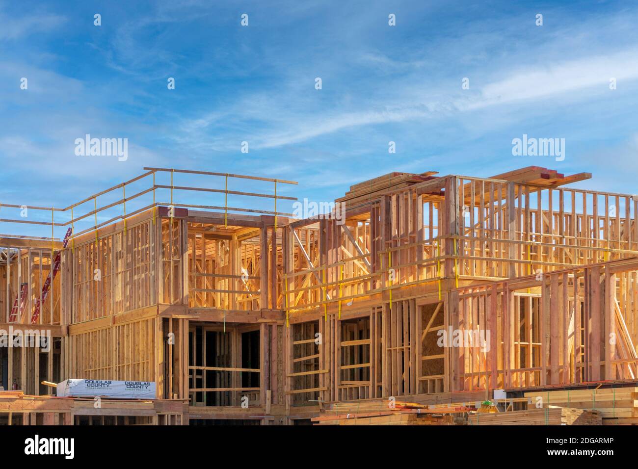 Brea, CA / USA – 27 novembre 2020 : site de construction d'un immeuble à plusieurs niveaux dans la ville de Brea, en Californie, dans le comté d'Orange. Banque D'Images