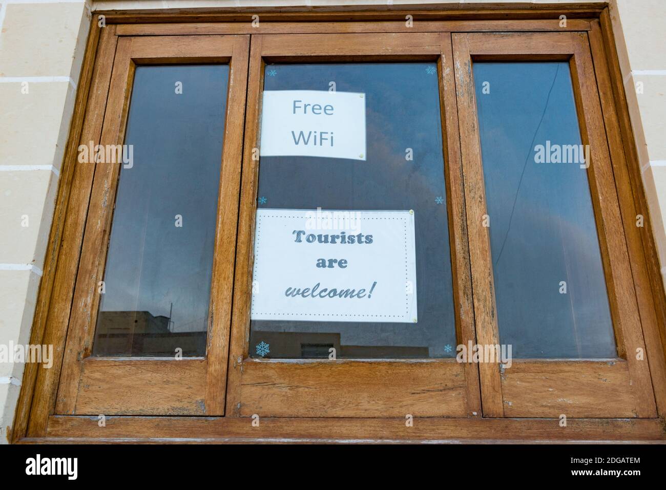 wifi gratuit et les touristes sont les signes de bienvenue dans un café à Mellieha à Malte Banque D'Images