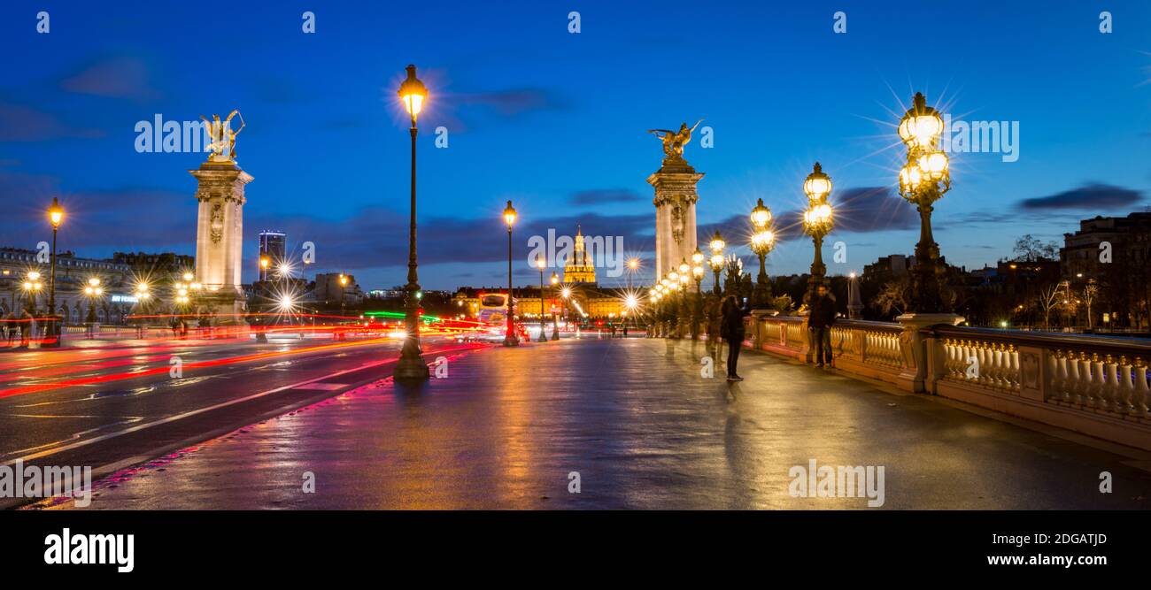 Paris de nuit depuis Pont Alexandre III, Paris, France Banque D'Images