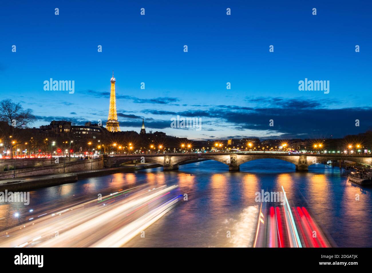 La tour Eiffel et le Pont de la Concorde la nuit, vus du Pont Alexandre III, Paris, France Banque D'Images