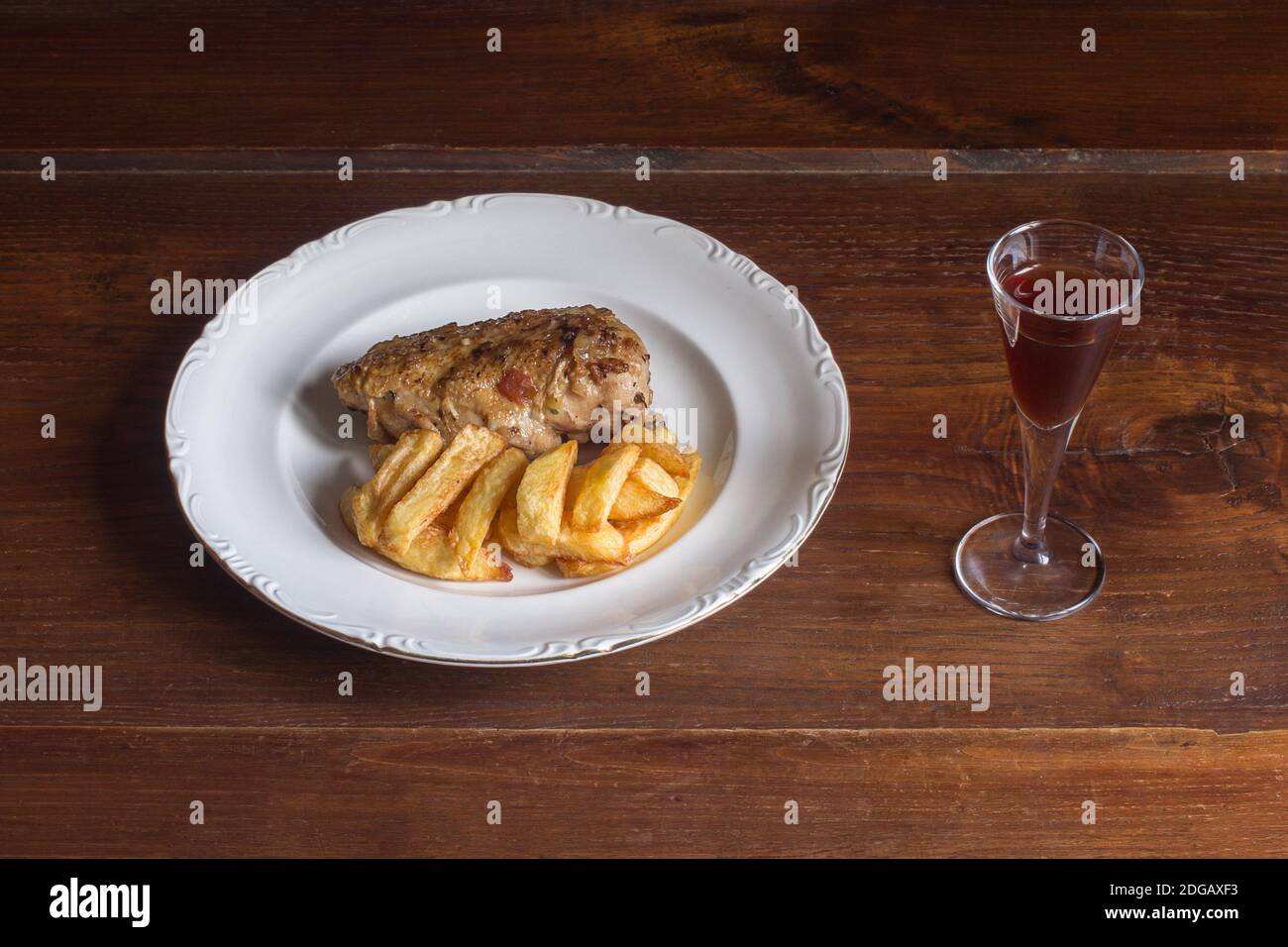 Placage de nourriture de poulet avec des pommes de terre et cognac sur une table en bois. Recettes de cuisine à la maison. Viande et légumes. Banque D'Images