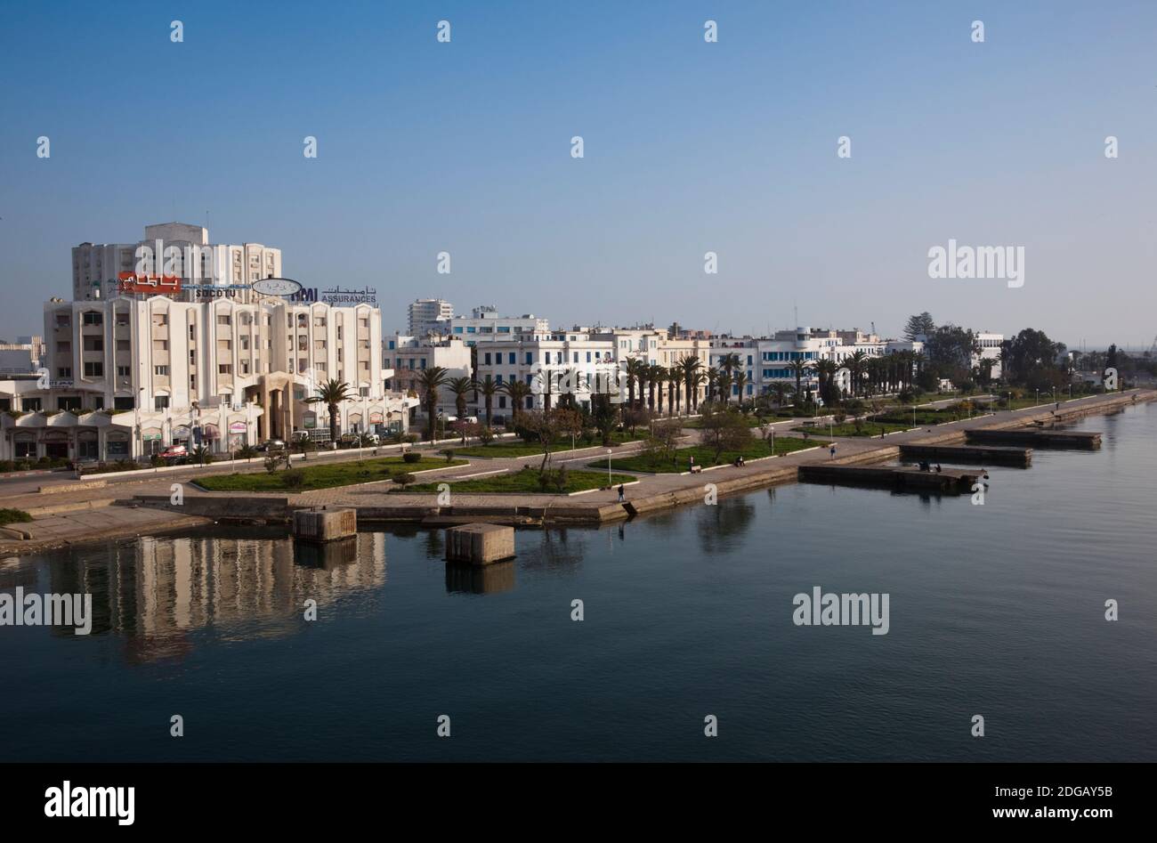 Réflexion de bâtiments sur l'eau, Quai Tarek Ibn Ziad, Bizerte, gouvernorat de Bizerte, Tunisie Banque D'Images