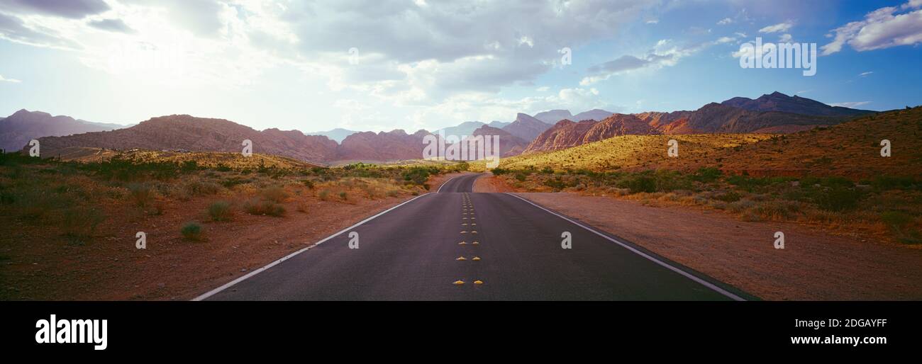 Route passant par un paysage avec des montagnes en arrière-plan, Calico Basin, Red Rock Canyon National conservation Area, Las Vegas, Nevada, Etats-Unis Banque D'Images