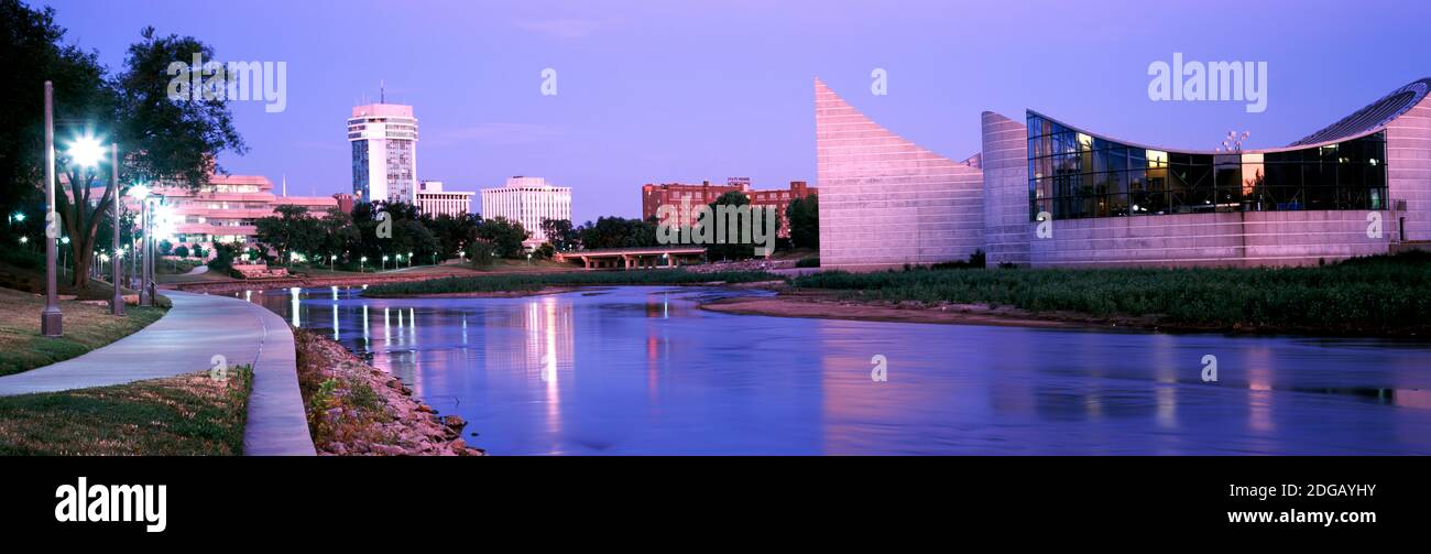 Bâtiments au bord de l'eau, rivière Arkansas, Wichita, Kansas, États-Unis Banque D'Images