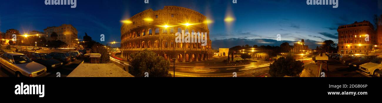 Vue à 360 degrés d'un amphithéâtre illuminé la nuit, Colisée, Rome, Lazio, Italie Banque D'Images