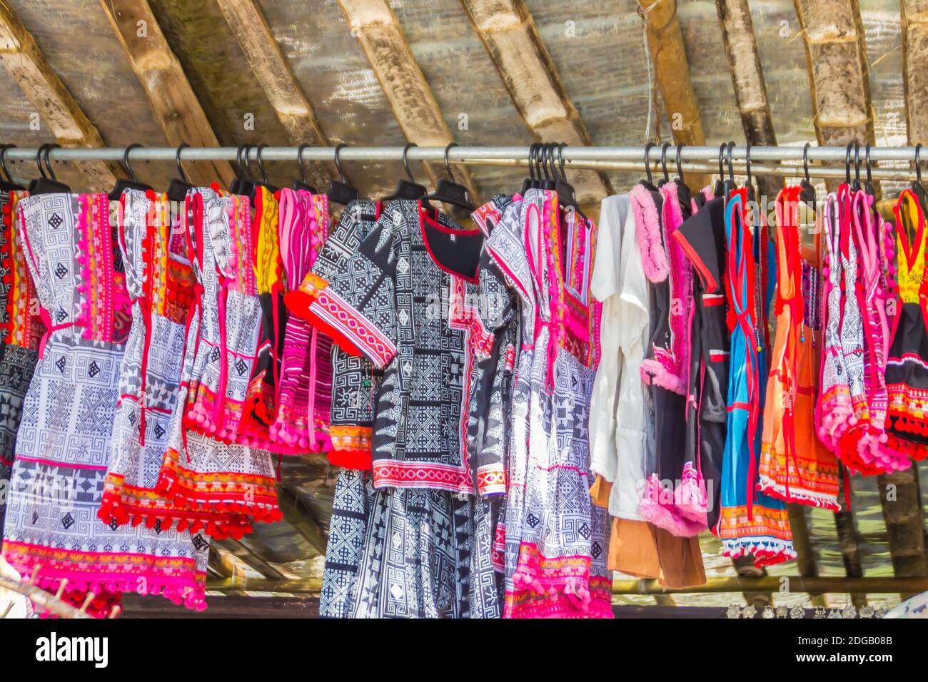 Beaux vetements traditionnels faits a la main a vendre au touriste comme le souvenir au marche local de la minorite de la tribu des collines Village au nord de la Thailande Photo