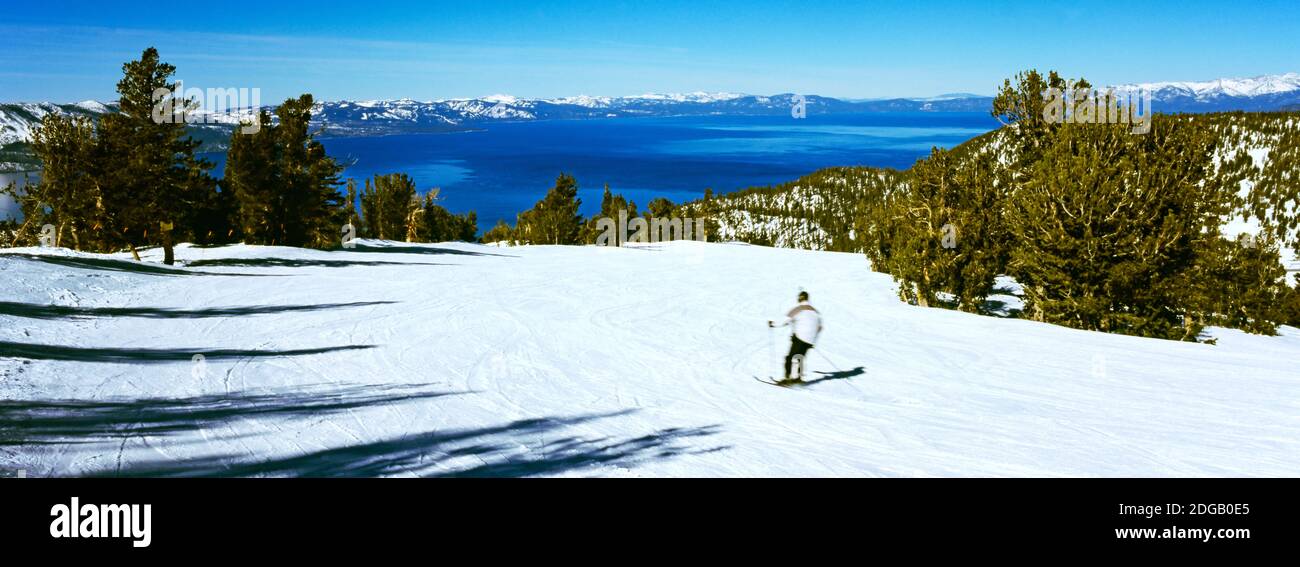 Ski touristique dans une station de ski, Heavenly Mountain Resort, Lake Tahoe, frontière Californie-Nevada, États-Unis Banque D'Images