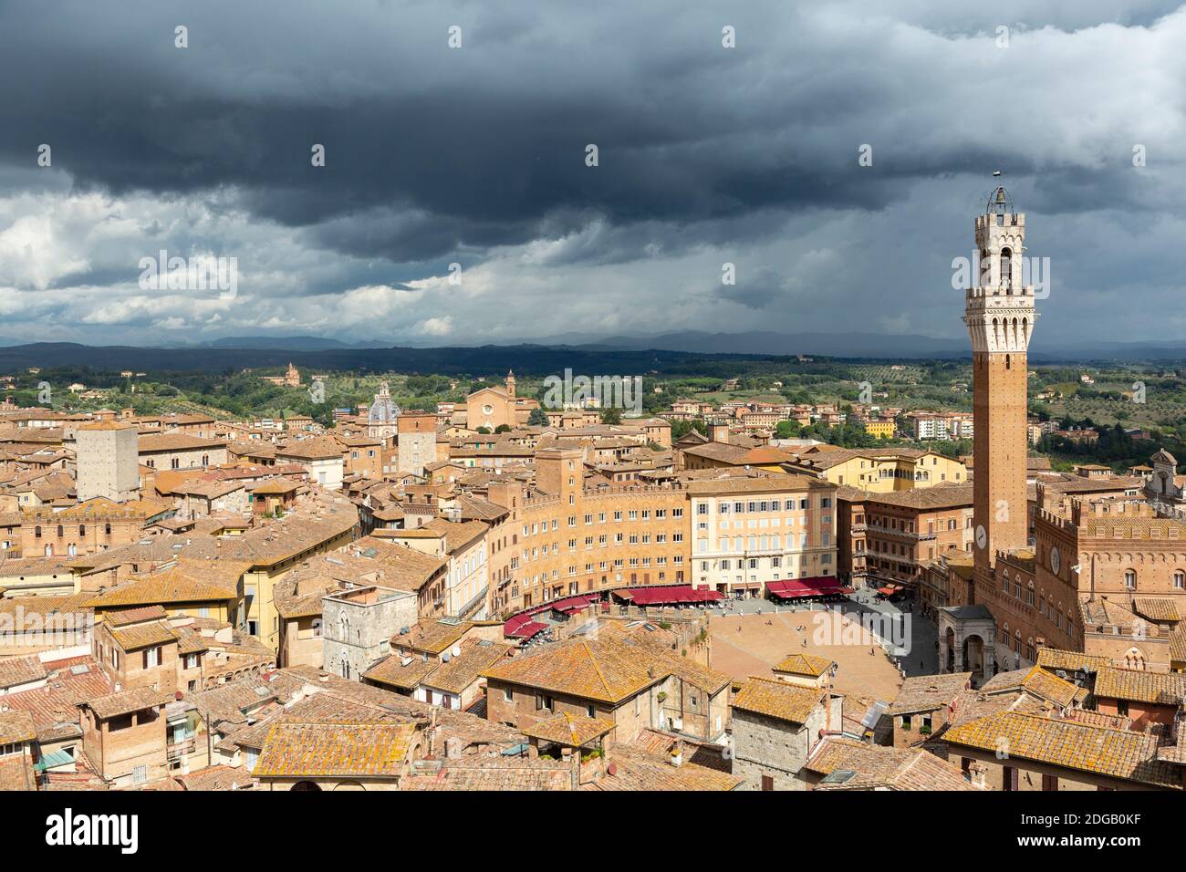 Vue sur la ville montrant Torre del Mangia et Piazza del Campo sous des nuages de tempête sombre, vue de Facciatone, Sienne, Toscane, Italie Banque D'Images