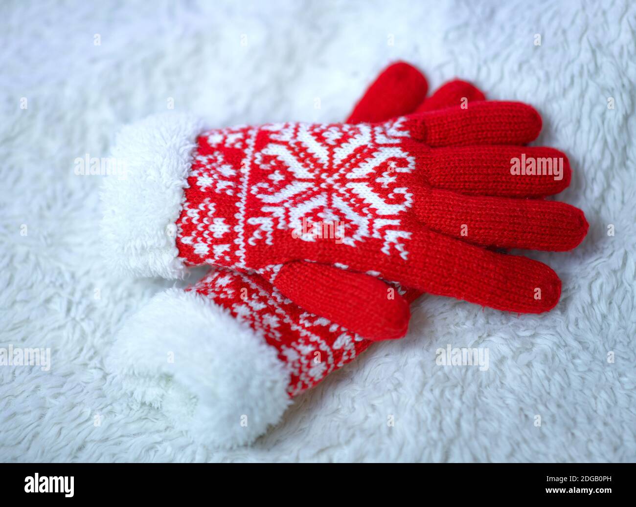 Moufles en laine rouge sur fond blanc. Ambiance hivernale Photo Stock -  Alamy