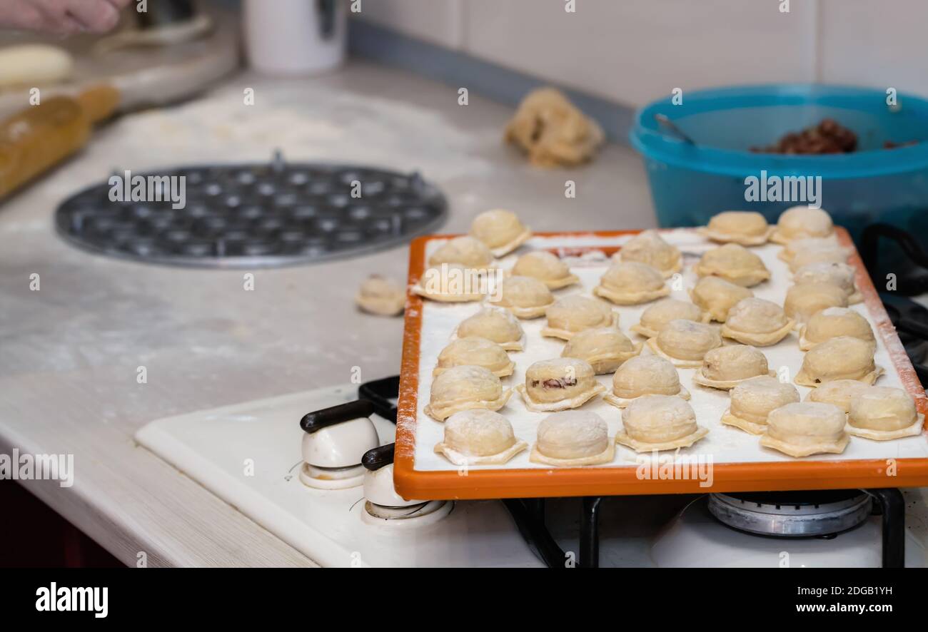 Faire cuire des boulettes à la maison Banque D'Images