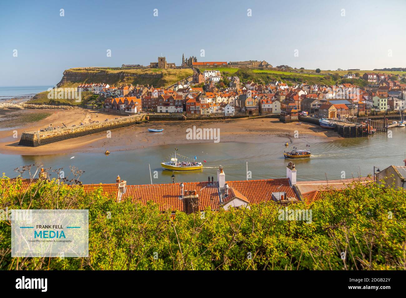 Vue sur l'abbaye de Whitby, l'église St Mary et les maisons au bord de la rivière Esk, Whitby, Yorkshire, Angleterre, Royaume-Uni, Europe Banque D'Images
