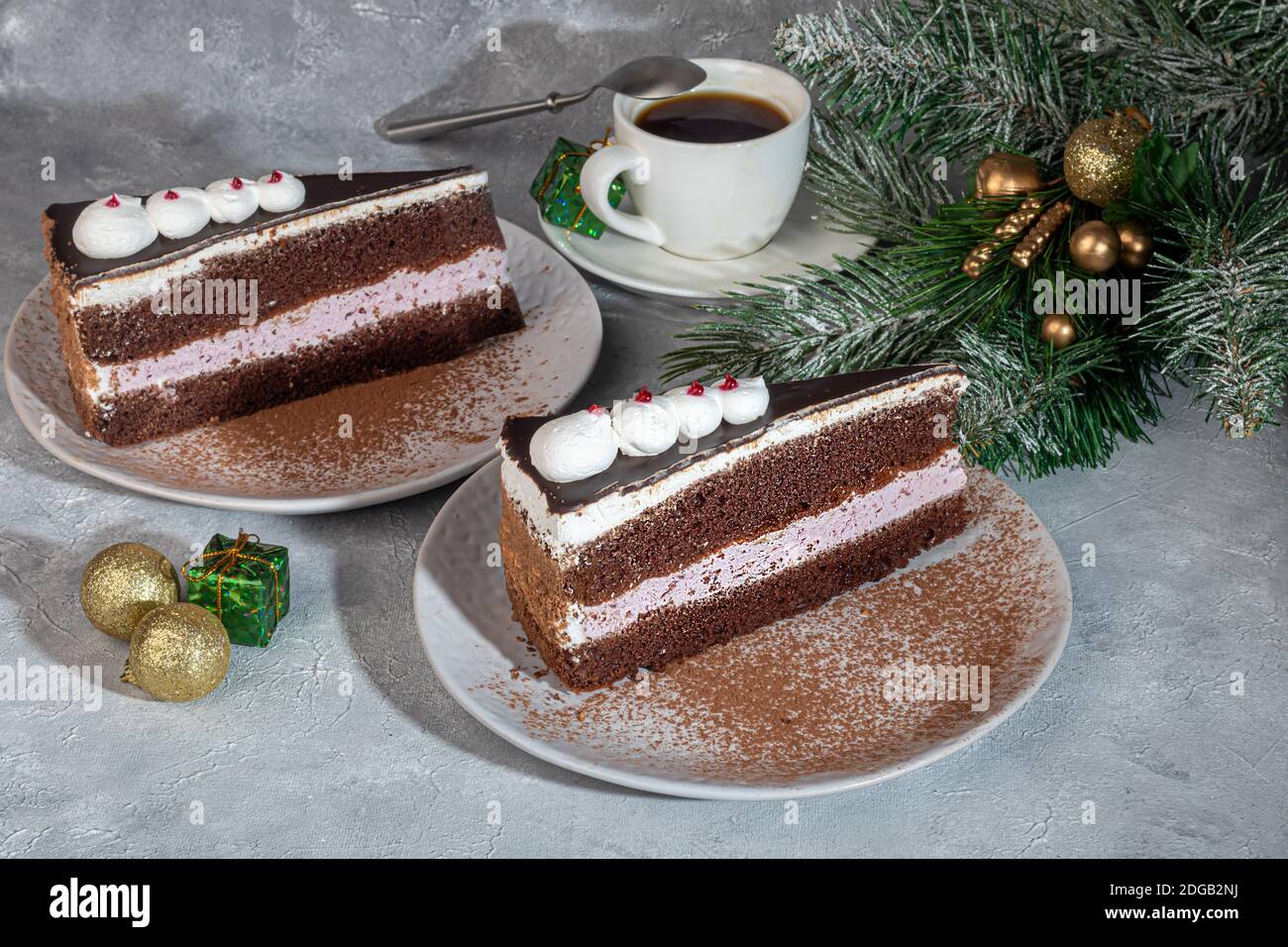 Gateau De Fete Avec Chocolat Et Couche Intermediaire Croustillante Deux Portions Sur Fond Gris Anniversaire Vacances Bonbons Copier L Espace Photo Stock Alamy