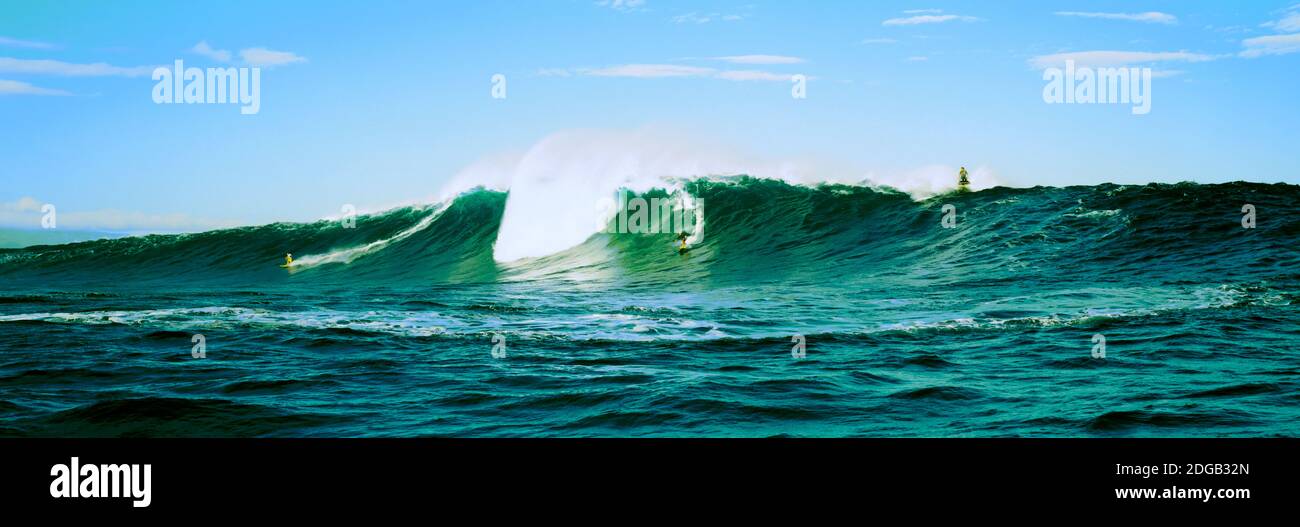 Surfeur surf dans l'océan, Oahu, Hawaii, États-Unis Banque D'Images