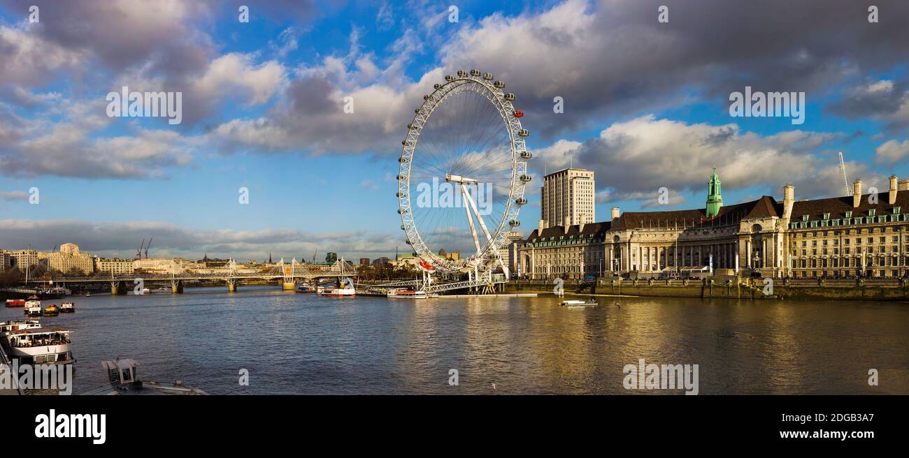 Ferris Wheel au bord de l'eau, Millennium Wheel, London County Hall, Thames River, Londres, Angleterre Banque D'Images