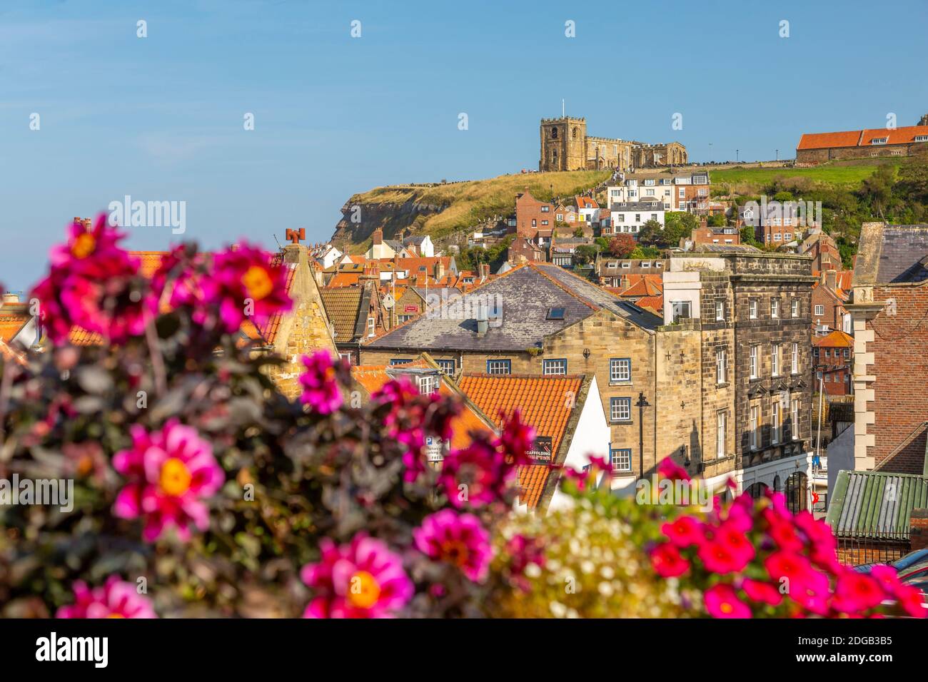 Vue sur l'église St Mary et les maisons au bord de la rivière Esk, Whitby, Yorkshire, Angleterre, Royaume-Uni, Europe Banque D'Images