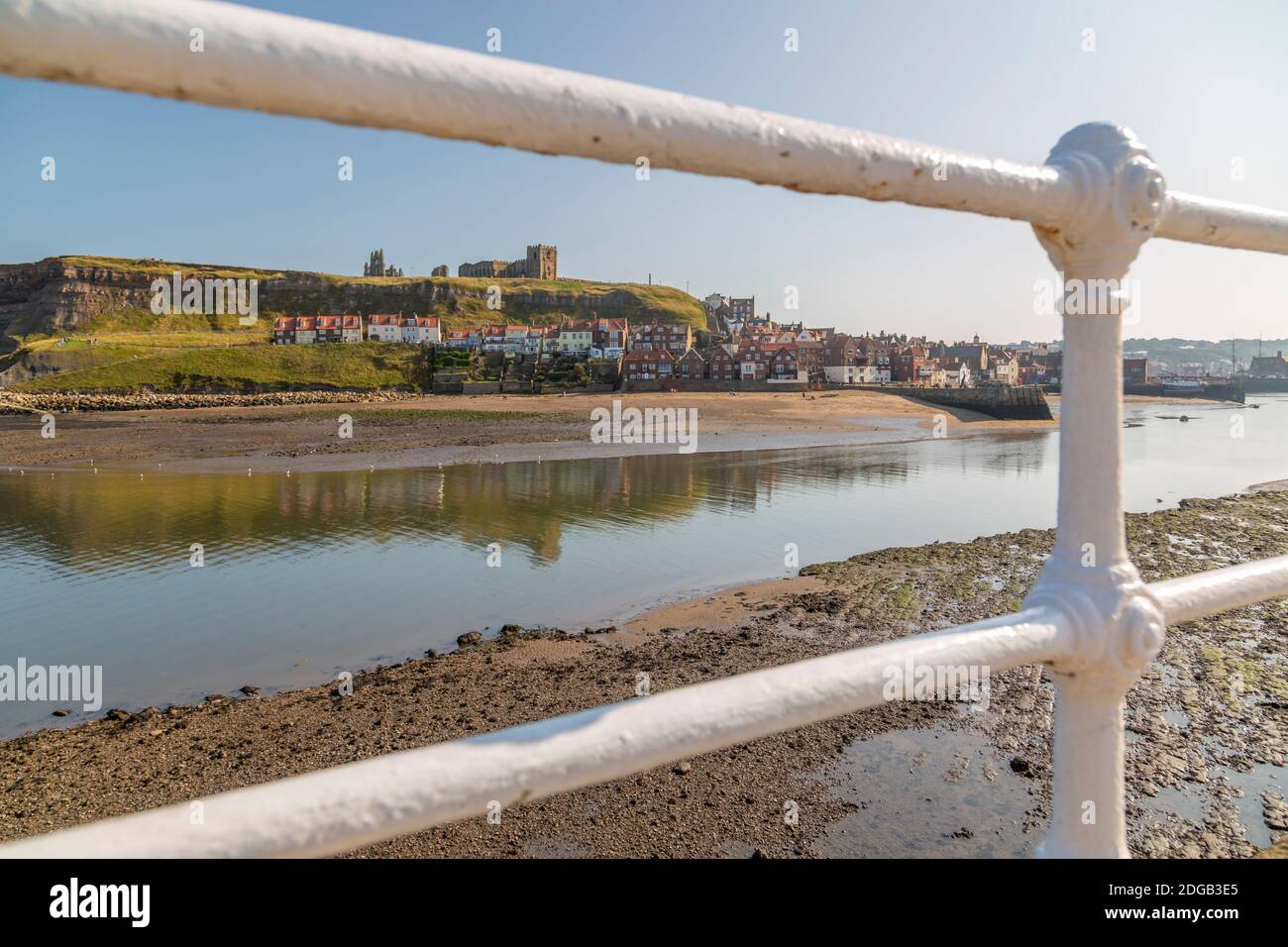 Vue sur l'abbaye de Whitby, l'église St Mary et les maisons au bord de la rivière Esk, Whitby, Yorkshire, Angleterre, Royaume-Uni, Europe Banque D'Images