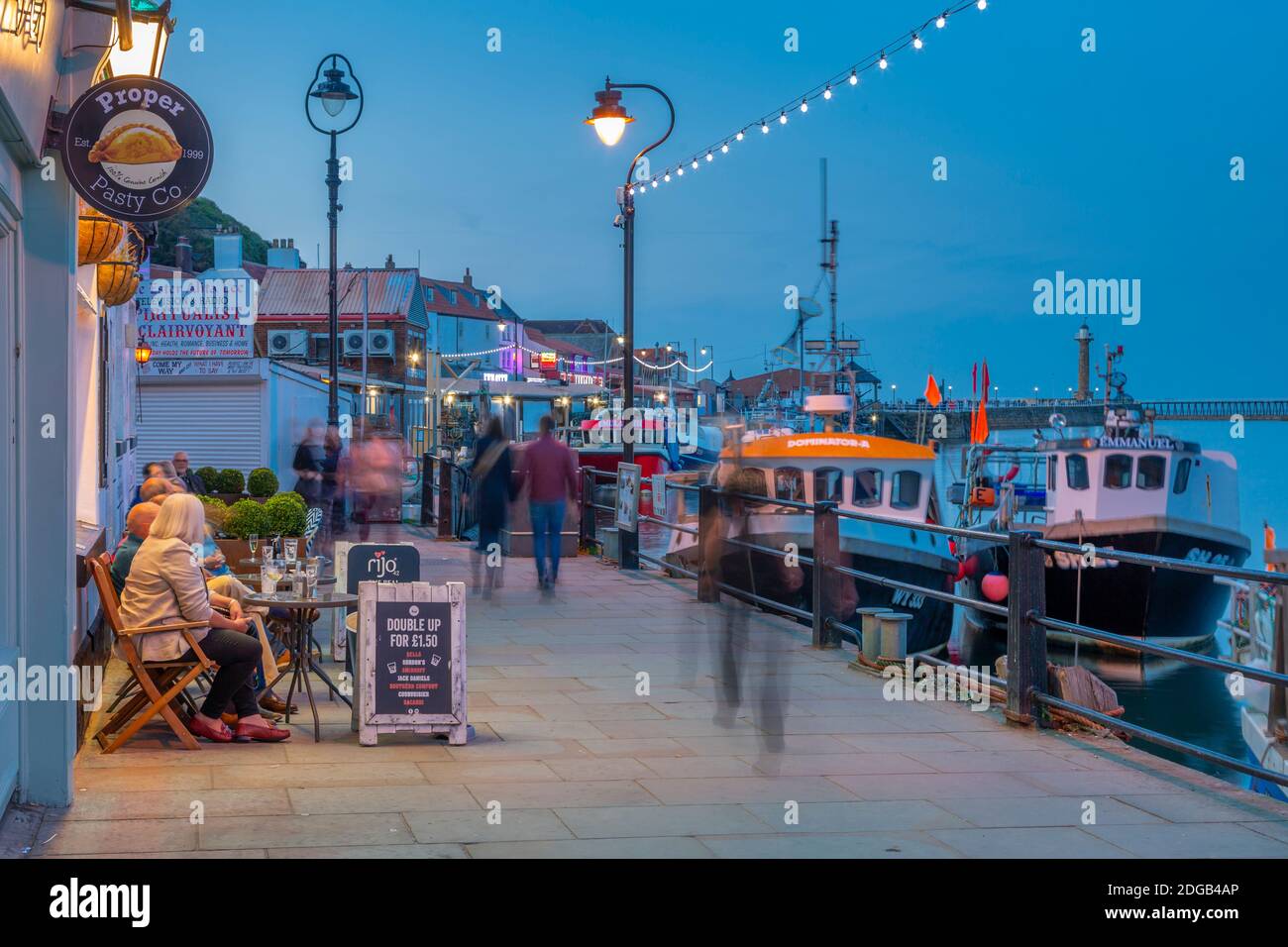 Vue sur le restaurant et les bateaux au crépuscule, Whitby, Yorkshire, Angleterre, Royaume-Uni, Europe Banque D'Images