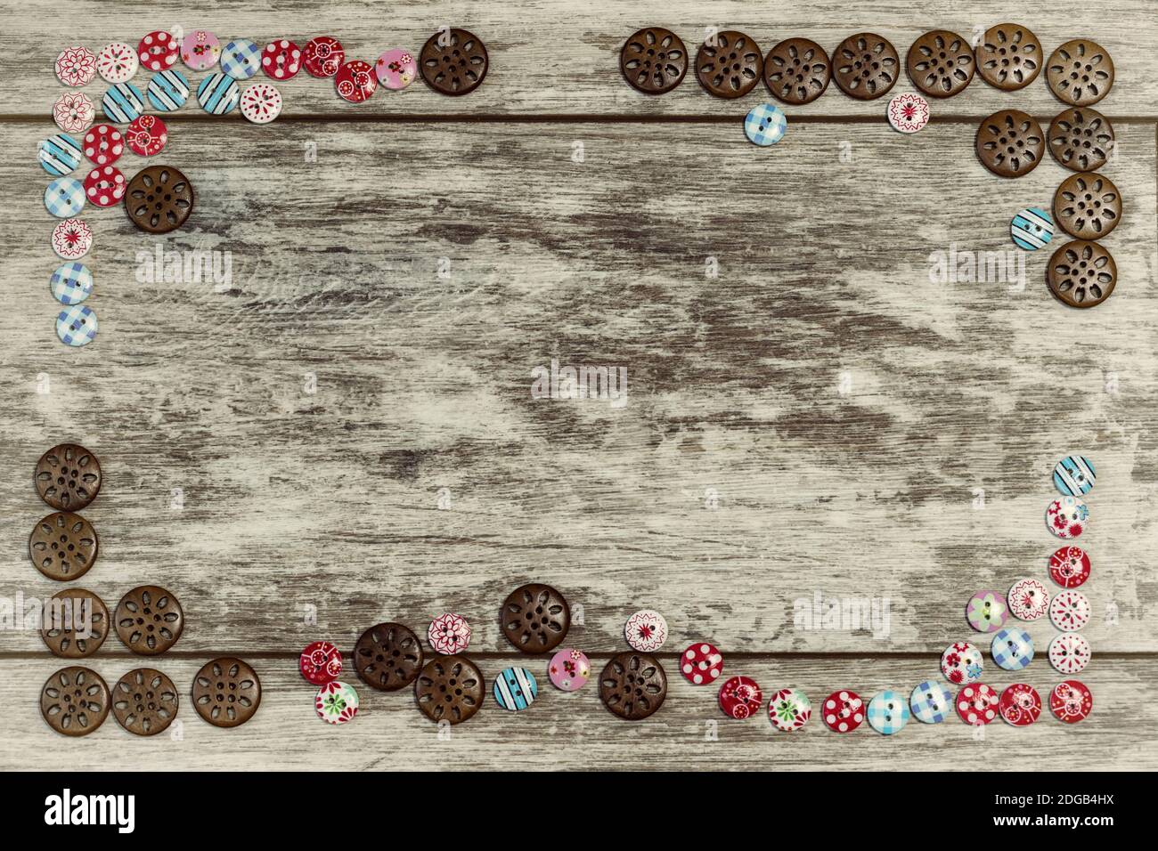 Des boutons de formes et de couleurs différentes sont disposés sur un arrière-plan en bois clair Banque D'Images